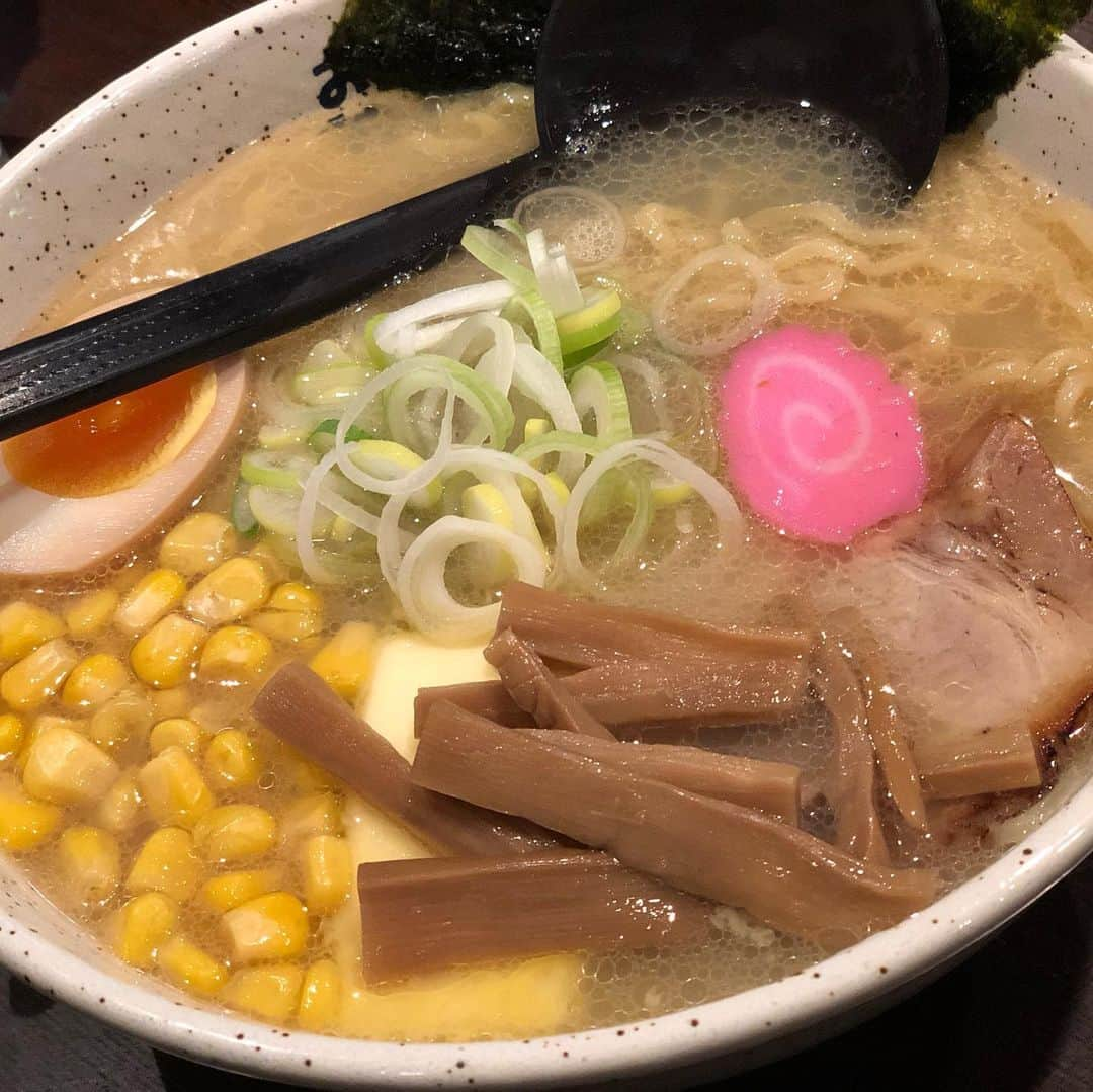 鳳真由さんのインスタグラム写真 - (鳳真由Instagram)「2月！ 北海道にいきましたーー‼️ 極寒ながらラーメンや海鮮に舌鼓。 白い恋人ソフトやドリンクに感動。たべてばかり。」12月31日 17時52分 - ootorispecialpanic