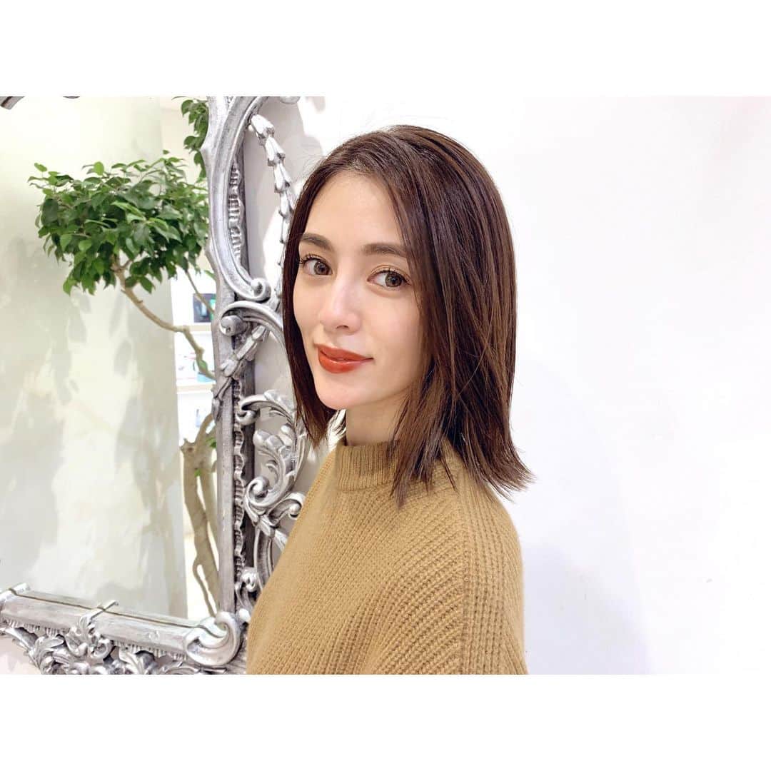のインスタグラム：「昨日は今年最後❗️ カラーと毛先少しだけカットしてもらいにzaccへ✨ . ストーリーに載せてたけど、細かく細いハイライトが特に耳上の内側に入ってます✨ 色はストーリーのがちゃんと分かるよ！ zaccのカラートリートメントのおかげでハイライトいれてもダメージ全然大丈夫✨ . いつもよりブルー入れてます🎨 .トリートメントも効いてて髪ツヤツヤ✨ @jun_mizoguchi  今年もありがとうございました😊💜 #ヘアカラー　#ヘアケア　#ブリリアントカラー　#zacc #髪質改善 #ハイライト #グレージュハイライト」