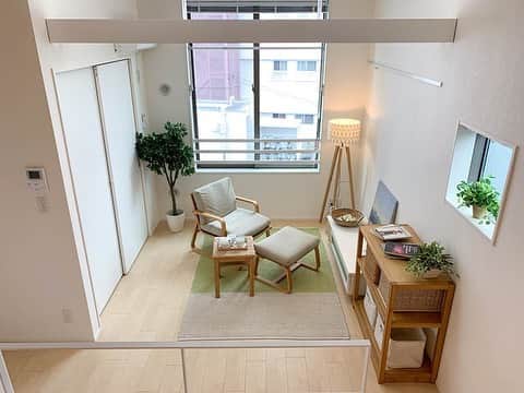 グッドルームさんのインスタグラム写真 - (グッドルームInstagram)「【2019年「いいね」ランキング！】⁠ ⁠350件を超える投稿の中から堂々の1位はこのお部屋。⁠ ⁠ 第1位　▶️「声の届く暮らし」⁠ いいね数　2545件⁠⁠ ⁠ ⁠東京 #都立大学 1DK 35.46㎡⁠ ⁠ 1人暮らしにも2人暮らしにも ⁠使い勝手が良さそうな、⁠ スキップフロアのお部屋です。⁠ 洋室、キッチン、ロフトと⁠ 3つの空間が広がります。⁠ ⁠ 遊びに来た友人や、⁠ 一緒に暮らすパートナーと、⁠ 違う部屋にいても声が届く。⁠ ⁠ きっとキッチンで鼻歌を歌うと、⁠ 部屋にいる君も一緒に歌いだすんだろうな。⁠ ⁠ そんな、違う部屋にいても、⁠ 気持ちを共有できるお部屋です。⁠ ⁠ ・⁠⁠ goodroomのサイトやアプリでは、⁠ 最新の人気ランキングを更新中！⁠ ぜひ、合わせてご覧ください！⁠ ⁠ 明日からは先日実施しました「究極の二択投票」の結果をストーリーにて発表いたします！⁠楽しんでご覧いただけたら何よりです。⁠ みなさまの新年が、より良いものでありますように…🍊⁠」12月31日 17時54分 - goodroom_jp