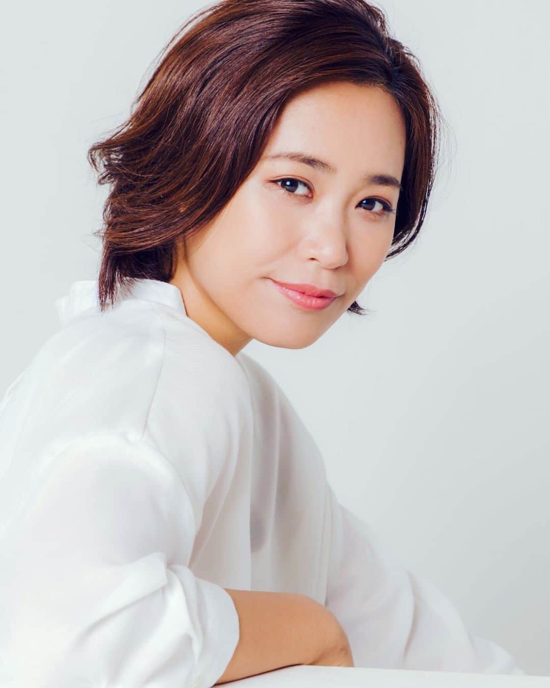 二宮愛のインスタグラム：「2019年は、様々なチャレンジに真っ向から立ち向かっていった年になりました。  学んだことはたくさん。 支えられているという実感が湧く瞬間もたくさんありました。 沢山のありがとうが、伝え切れないほど心に生まれました。  2020年も、何も恐れずにどんどん突き進んで行きたいと思います。 進んだ先にある景色を、私を支えてくれる人々と共に、笑いながら眺めたい！  私たちは、いつでも笑っていよう！！ 二宮愛」