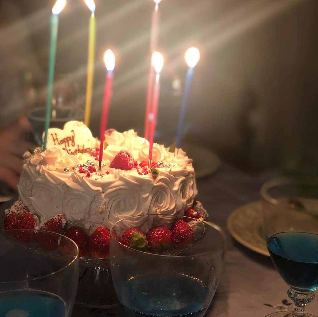 鳳真由さんのインスタグラム写真 - (鳳真由Instagram)「4月の誕生日近辺は家族やお友達にお祝いしてもらったり、 イイノホールのニッポンモダンタイムスにも参加！  大好きなラデュレも行った模様」12月31日 18時06分 - ootorispecialpanic