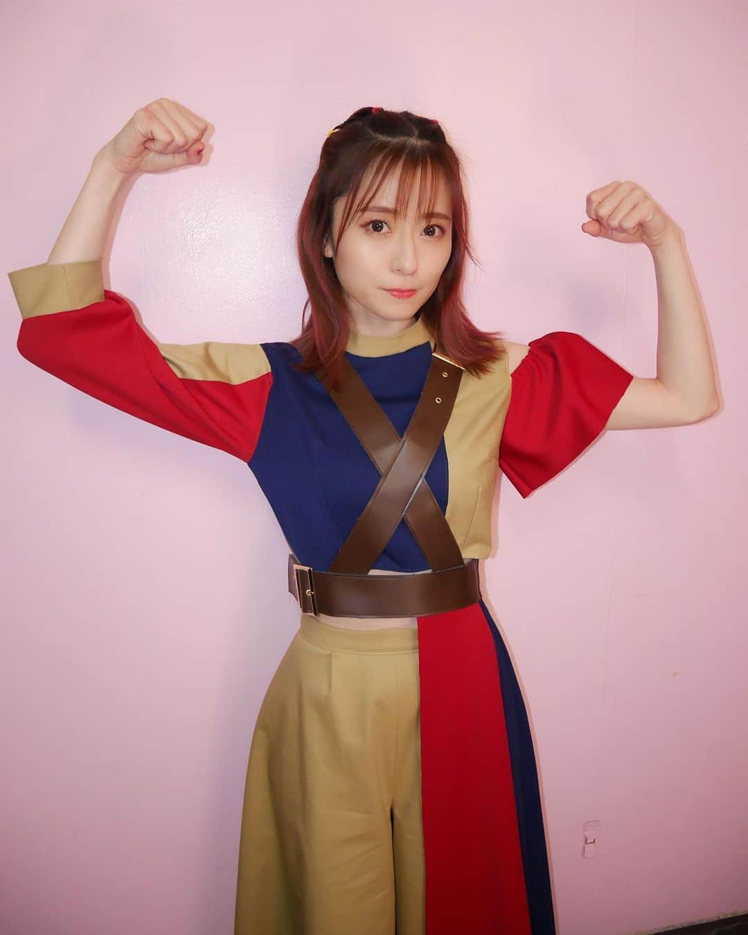 黒坂優香子さんのインスタグラム写真 - (黒坂優香子Instagram)「🦸🏼‍♀️✨ ・ ・ ヒーローをテーマにした新衣装！ みやもっちゃんと何度も打ち合わせして 作ってもらったよ♡ ・ ヒーローと言えば赤と青！ 色味を深めにして、ベージュを合わせて大人めに、そしてレザーのベルトで戦士感を出してもらいました💫 そして、この生地全部伸縮性があって とっても動きやすいの！！😍 ・ 色とか、デザインとか色々悩んだけど 本当に素敵な衣装を作り上げてくれました🥰✨ みやもっちゃん、ありがとう😢♡♡♡ @m___u108 ・ ・ ヘアメイクはゆみさん♡ ライブならではのヘアメイクとアレンジわくわくしたなぁ🥰♡ @yumi_hairmake ・ ・ #年末ライブHERO #サイサイ」12月31日 18時06分 - yukakokurosaka0606