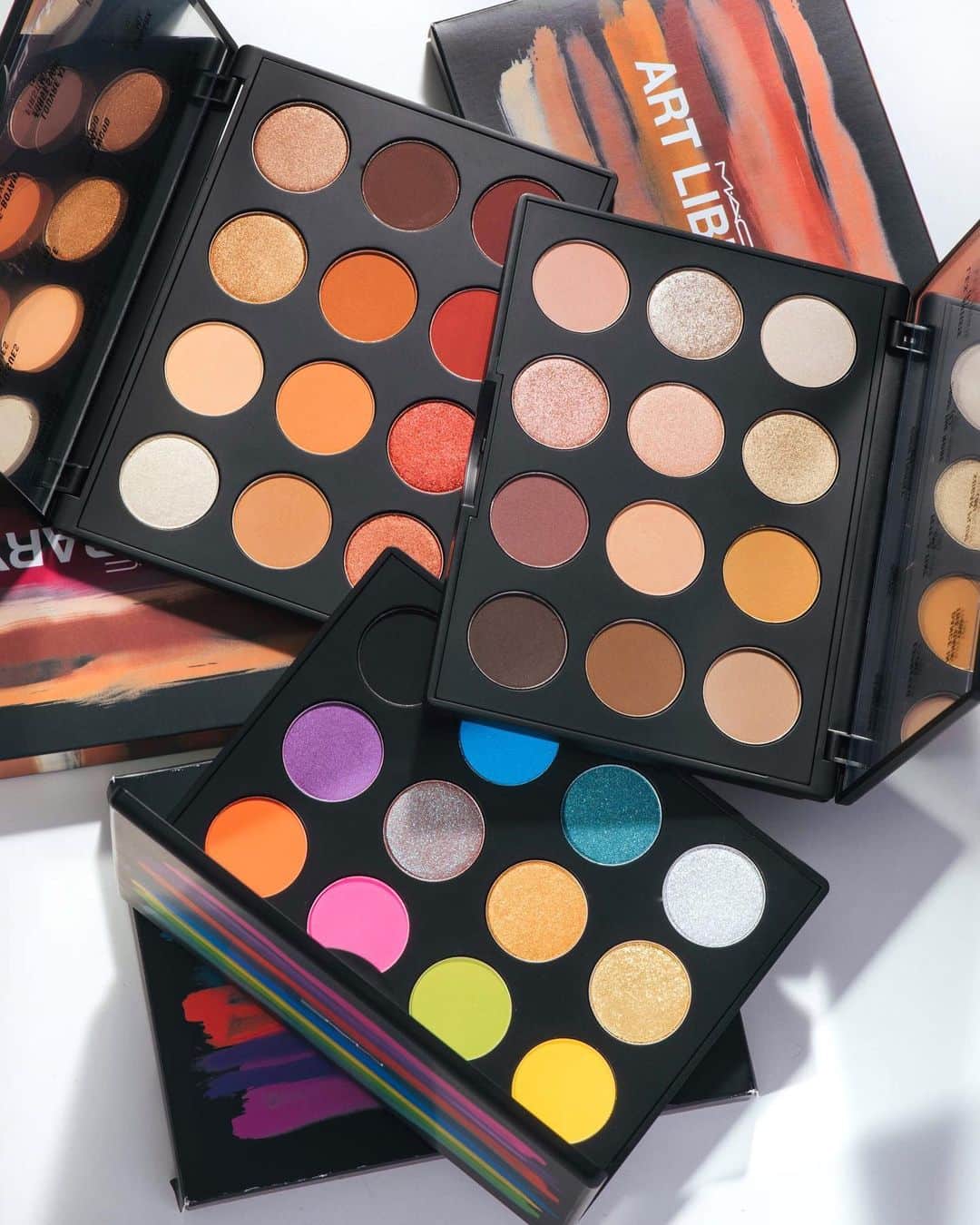 M∙A∙C Cosmetics Japanのインスタグラム：「ㅤ 年末年始は、何通りもの色の組み合わせが楽しめる アイパレットで思う存分メイクを楽しもう❤️ ㅤ 鮮やかなカラーとテクスチャーのアイパレットで 特別な一日の目元を彩って🌙 ㅤ ㅤ ↓↓製品↓↓ アートライブラリー シリーズ ㅤ ㅤ DESIGN: M·A·C ARTIST RINO KASAI @rino416⠀@macpro_tokyo PHOTO: @takaki_iwata ㅤ ㅤ ㅤ ㅤ ㅤ #MACCosmeticsJapan #MACコスメ #MACCosmetics #コスメ #メイク #アイシャドウ #アイパレット #アイメイク #アートライブラリー #アート #カラフル #カラーメイク #イベント #イベントメイク #ブラウンメイク #ピンクメイク #オレンジメイク #メイク好き #メイクマニア #コスメ紹介 #お気に入りコスメ #セルフメイク #beauty #flatlay #eyeshadow #eyemakeup #makeup #cosmetics」