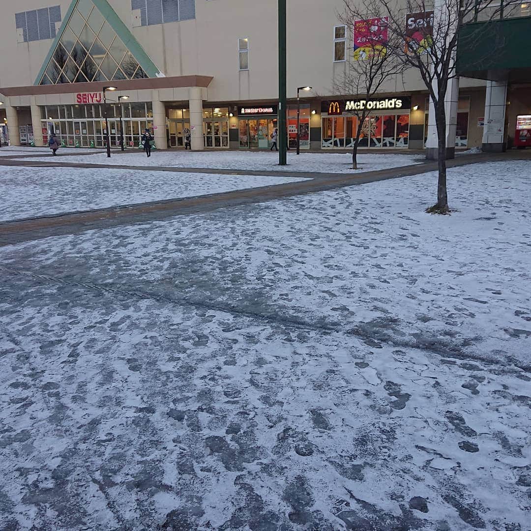 末野卓磨さんのインスタグラム写真 - (末野卓磨Instagram)「これが今の手稲駅周辺。  吹雪いて来たので、明日にはもう少し積もってるかな  #札幌 #手稲 #雪 #snow」12月31日 18時00分 - takuma_sueno