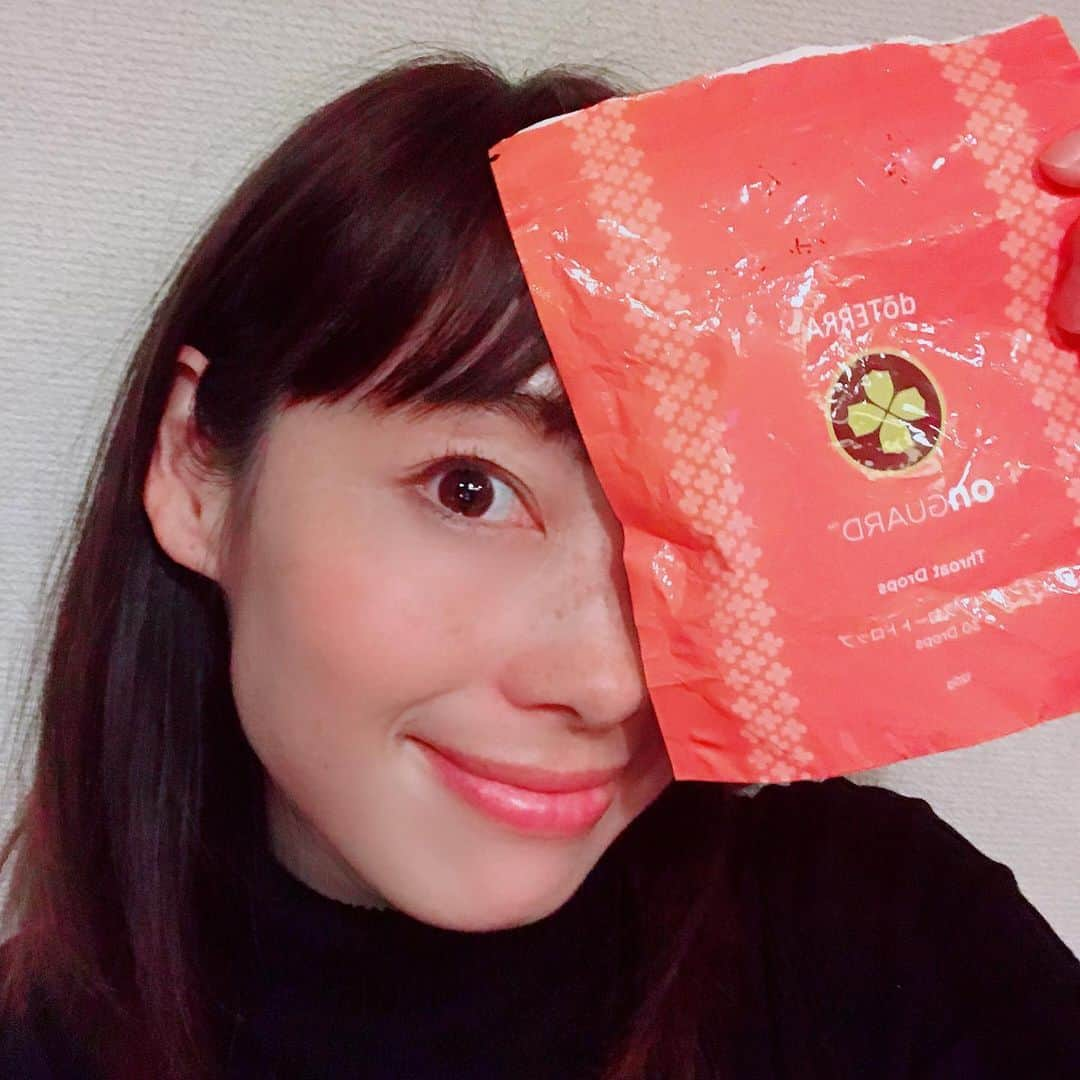 佐藤康恵さんのインスタグラム写真 - (佐藤康恵Instagram)「お気に入りの携帯チャージャー（ラブ友からの🎁プレ）とお気に入りののど飴（ドテラのオンガードドロップ）で、パシャリ（╹◡╹） なんと！！今日は、新曲のレコーディング❣️❣️❣️大晦日に、何て幸せな私♡ ♡♪ ♡♪ ♡♪ ♡♪ ♡♪ ♡♪ 来年は、歌う佐藤康恵始動するよ❣️ たくさんの方に聴いてもらいたいな☆ ☆彡 ☆彡 ☆彡 ☆彡 ☆彡 皆さん、良いお年をお迎えくださいね。  ありがとう、2019😊 #レコーディングしてまーす🎤 #佐藤康恵 #笑顔 #smile #幸せ時間 #歌手 #japan #actress #model #singer #designer #doterra #aromalife」12月31日 18時01分 - yasuesato.official