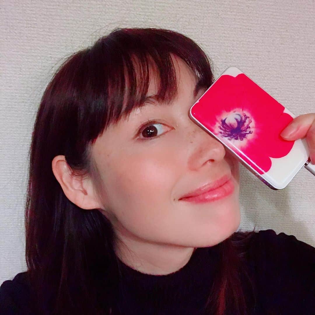 佐藤康恵さんのインスタグラム写真 - (佐藤康恵Instagram)「お気に入りの携帯チャージャー（ラブ友からの🎁プレ）とお気に入りののど飴（ドテラのオンガードドロップ）で、パシャリ（╹◡╹） なんと！！今日は、新曲のレコーディング❣️❣️❣️大晦日に、何て幸せな私♡ ♡♪ ♡♪ ♡♪ ♡♪ ♡♪ ♡♪ 来年は、歌う佐藤康恵始動するよ❣️ たくさんの方に聴いてもらいたいな☆ ☆彡 ☆彡 ☆彡 ☆彡 ☆彡 皆さん、良いお年をお迎えくださいね。  ありがとう、2019😊 #レコーディングしてまーす🎤 #佐藤康恵 #笑顔 #smile #幸せ時間 #歌手 #japan #actress #model #singer #designer #doterra #aromalife」12月31日 18時01分 - yasuesato.official