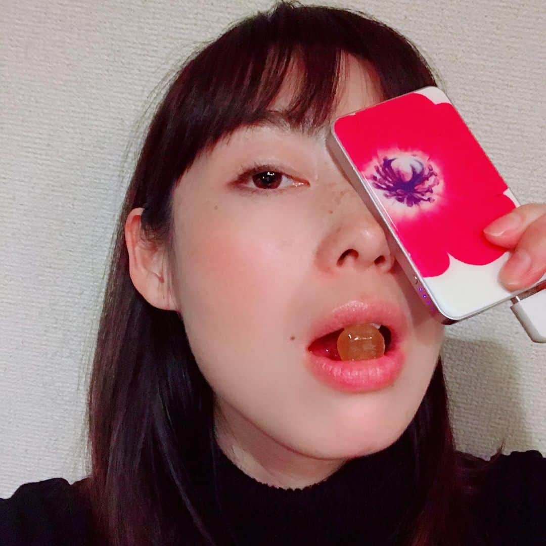 佐藤康恵さんのインスタグラム写真 - (佐藤康恵Instagram)「お気に入りの携帯チャージャー（ラブ友からの🎁プレ）とお気に入りののど飴（ドテラのオンガードドロップ）で、パシャリ（╹◡╹） なんと！！今日は、新曲のレコーディング❣️❣️❣️大晦日に、何て幸せな私♡ ♡♪ ♡♪ ♡♪ ♡♪ ♡♪ ♡♪ 来年は、歌う佐藤康恵始動するよ❣️ たくさんの方に聴いてもらいたいな☆ ☆彡 ☆彡 ☆彡 ☆彡 ☆彡 皆さん、良いお年をお迎えくださいね。  ありがとう、2019😊 #レコーディングしてまーす🎤 #佐藤康恵 #笑顔 #smile #幸せ時間 #歌手 #japan #actress #model #singer #designer #doterra #aromalife」12月31日 18時01分 - yasuesato.official