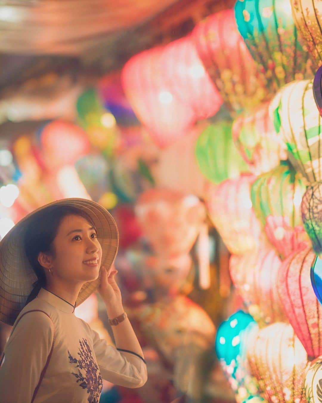mikicoco00のインスタグラム：「* * ありがとーう2019年！  お世話になった皆さま 本当にありがとうございました！！ * 2020年も笑顔溢れる1年となりますように 来年もどうぞ宜しくお願いします♡ 今年もお正月はゴロゴロかなぁ...🐈笑 * 皆さま良いお年をお迎え下さいね🎍✨ * * * * * #2019#ありがとう#感謝 #令和#大晦日#年末年始 #胃腸良くなったよ  #ベトナム#ホイアン#ランタン #海外旅行#旅#trip  #thankyou#smile」