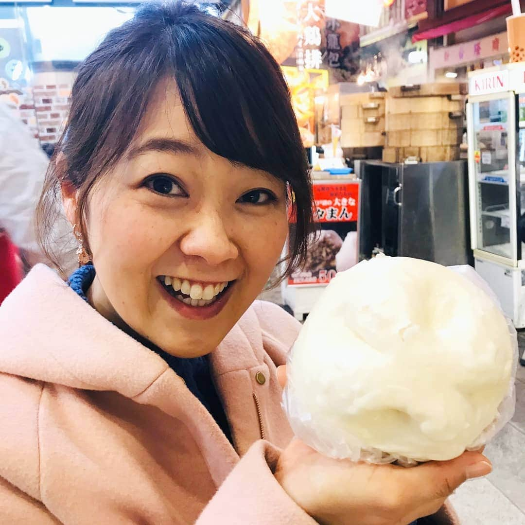 滝香織さんのインスタグラム写真 - (滝香織Instagram)「#横浜中華街 で#食べ歩き こ～んなにおっきい#ブタまん #焼売 #ニラまん #小籠包 #いちごの生タピオカドリンク などなど、気づいたらものすごいお腹いっぱいになってました😁 あ～幸せ😆😆😆 ダイエットは来年がんばります‼️ #yokohama #横浜 #中華街 #江戸清 #心茶 #タピオカ #愛媛 #あいテレビ #アナウンサー #滝香織 @kaorin_taki」12月31日 18時15分 - kaorin_taki