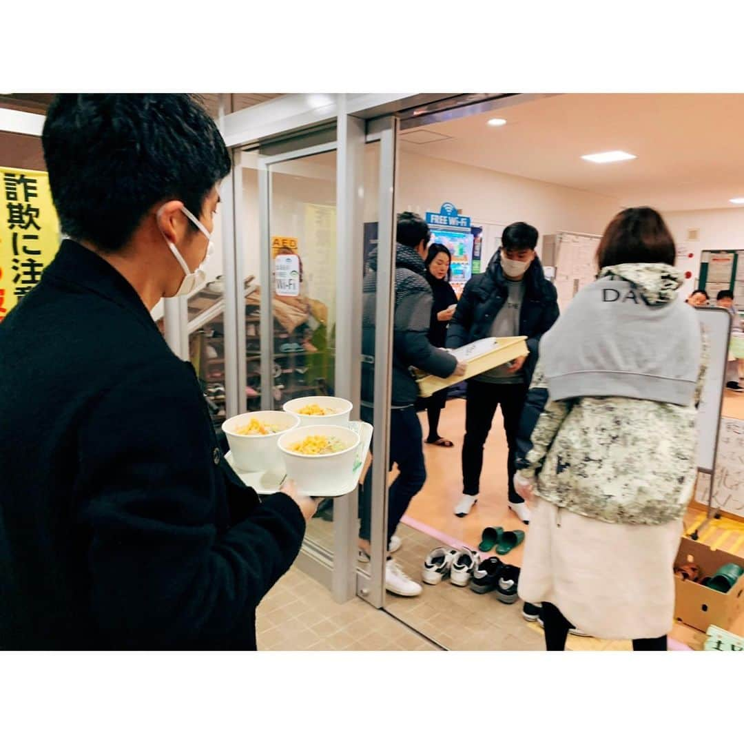 紗栄子さんのインスタグラム写真 - (紗栄子Instagram)「「Think The DAY」という社団法人を設立して2カ月が経たちました。 今日、いま、この日を生き抜くために必要なものを、必要としている人の元へ最速でお届け出来るように。 何かしたいけれど何をしたらいいのか分からなかったり、子育てやお仕事で身動きが取れない人たちの支援の想いを、私たちがプラットフォームとなり橋渡しが出来るようにと設立した団体で、それを実現するための準備を今も着々と進めております。 並行して、私が個人で活動してきたことの延長で、団体でも炊き出しを行ってきたのですが、団体にすることによって役所とのやりとりがしやすくなったこと、そして仲間が増えたことを痛感した2カ月となりました！  12月初旬には台風19号の影響を受けた宮城の丸森町の4箇所の避難所で炊き出しをさせていただき、「長崎ちゃんぽん」を提供させていただいたのですが、拠点を1箇所にし、その他の避難所にデリバリーをすることが出来たのも、仲間が増えたからこそ出来たこと。 有志で集まってくれた仲間たちには心から感謝です！  そして今後、支援や寄付などの形が整いましたらこの場でも皆さんに呼びかけさせていただきたいと思いますので、その際はご協力のほどお願い致します。 丸森町でも、避難所で生活をされていた全ての方が仮設住宅へ移られたとのことで一安心ではありますが、未だボランティアの力も必要とされているので、年明けは1月6日からボランティアの受付が始まるとのことです。 詳しくは丸森町社会福祉協議会のホームページを確認してくださいね！  今年もたくさんの出会いと優しさに感謝の1年となりました。 本当にありがとうございました✨ そして2020年も皆様にとって笑顔いっぱいの1年になりますように✨ よいお年をお迎えください☺️✨」12月31日 18時16分 - saekoofficial