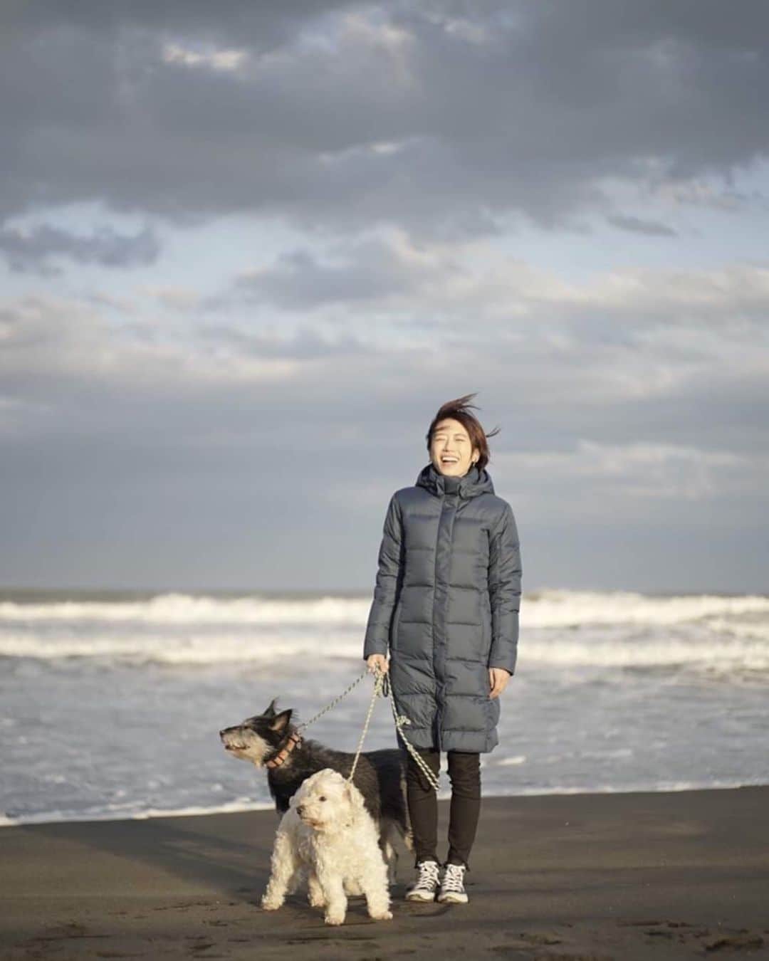 甲斐麻美さんのインスタグラム写真 - (甲斐麻美Instagram)「2019ラスト散歩 🐶🐺🙆🏻‍♀️ 改めて 良いお年を〜㊗️ #笑う角には福来たる  #いぬとわたし #犬との暮らし #保護犬との暮らし #いぬがいる幸せ  #patagonia #100パーセントリサイクルダウン #優しくあたたかい」12月31日 18時08分 - kaico_asami