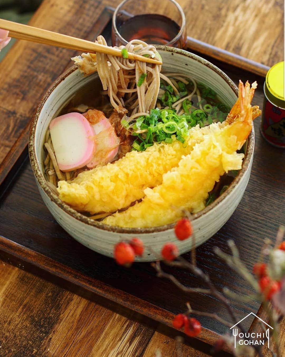 おうちごはん編集部さんのインスタグラム写真 - (おうちごはん編集部Instagram)「【 #おうちごはんLover 】﻿photo by @yukibonyukibon . いよいよ2019年も残りあと数時間⏰大晦日、みなさんはどんなごはんを食べていますか❔ . 大晦日に食べるものといったらやっぱり #年越しそば 🥢そこで今日は、@yukibonyukibon さんの年越しそばをピックアップ☝ . 大きな海老の天ぷらが2本🦐🦐豪華で美味しそう‼大晦日はついついごはんを食べ過ぎてしまい、お腹がいっぱいになってしまって用意していたお蕎麦にたどり着けないというのが例年なのですが、今年は胃袋の空きを残して夜ごはんを食べようと思います😊✨ . さて、もうまもなく2020年がやってきますね😌みなさんも美味しいごはんと共に、よいお年をお過ごしください🎵 . ------------------ ◆ #おうちごはんLover を付けて投稿するとおうちごはんの記事やこのアカウントで紹介させていただくことがございます。スタッフが毎日楽しくチェックしています♪﻿ . ［staff : かねこま］ ------------------ . #おうちごはんlover #おうちごはんラバー #ouchigohanlover #デリスタグラマー #ouchigohan #いつものいただきますを楽しく #おうちカフェ #おうちごはん #lin_stagrammer #foodporn #foodphoto #foodstyling #noodle #そば #蕎麦 #年越しそば #年越し蕎麦 #大晦日 #大晦日のごはん #麺」12月31日 18時11分 - ouchigohan.jp