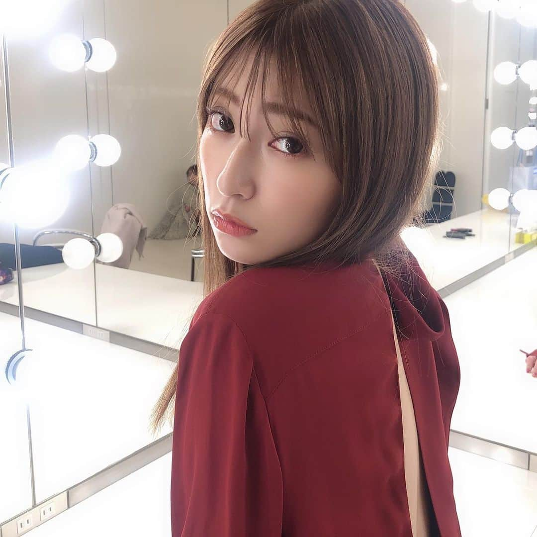 吉田朱里さんのインスタグラム写真 - (吉田朱里Instagram)「2019年ありがとう❤️❤️ . @bidol_official  @amiuu_wink_official  のプロデュースを始めたり NMB48でもQueentetでも ツアーが出来たり 博多座で極妻やったり メンバーの卒業を沢山見送ったり… . 全部この一年だっけ…？ と思うほど盛り沢山な年でした。 . 沢山経験して、色んなことを知って 人としても少し大人に なれたんじゃないかなって思います😊 . 来年はもっと色んな物事を動かして 新しいことにどんどん挑戦して いきたいです！ 皆さんといろんな景色が見たいので… 私が皆さんを色んなところに連れて 行けるように頑張ります！！💕💕 なので2020年もついてきて下さると嬉しいです！ . 今日まで応援してくださった全ての皆様、本当にありがとうございます！ 来年も引き続き応援してくださると 嬉しいです！！ . では！紅白見てねー💕💕 その前に今年ラストYouTubeアップします！！」12月31日 18時11分 - _yoshida_akari