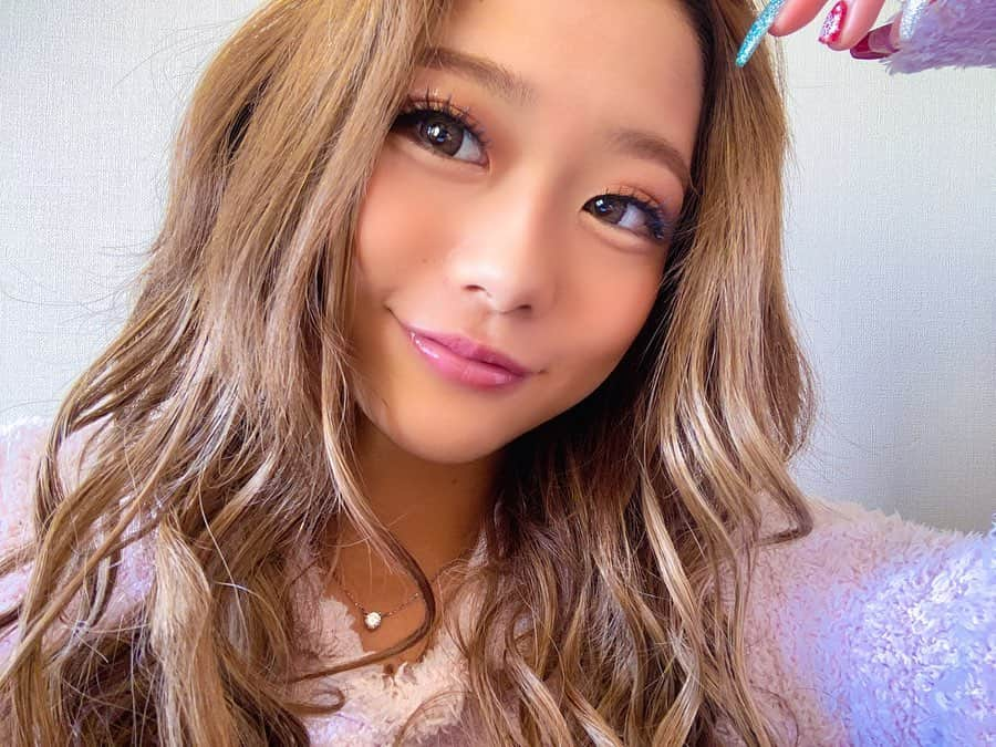 やしろななさんのインスタグラム写真 - (やしろななInstagram)「2019年ありがとうございました💗 今年も素敵な年になりました❕ ・ 写真集の撮影や《あ！発売は来年2月🍫🤎楽しみにね❣️》mewenの服プロデュースや超十代チャンネルに出てすずちゃま👶🏻なえちゃま👶🏽に出逢えたこと、単独イベント、沢山のイベントが出来てみんなに沢山逢えたこと。新しいことばかりの年でした🥰🤩🥰🤩 ・ 2020年も宜しくお願いします💗 大好きな友達たちと過ごします🍊🧡 #大晦日」12月31日 18時12分 - 8467_0