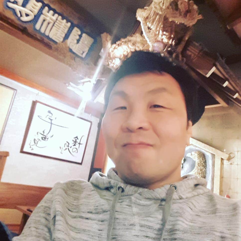 金原弘光のインスタグラム：「先日、鮨右衛門で忘年会をしたよ⤴ ここの鮨はむちゃくちゃ旨い❗ 俺がUインター時代からのお付き合いです。 皆さん、良いお年を👍 #大阪 #鮨 #鮨右衛門  #長居 #一度ご賞味あれ」