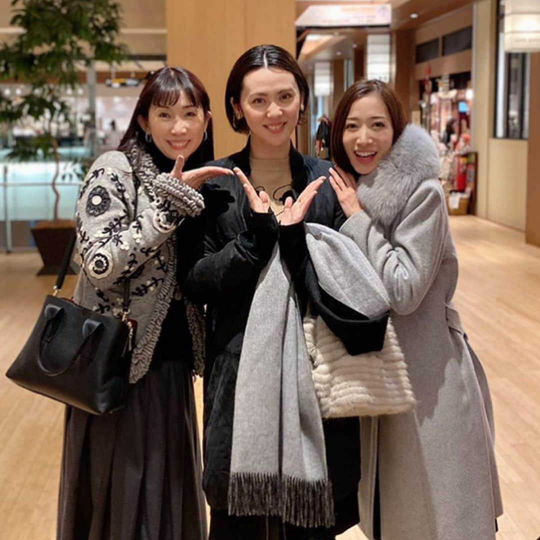 伶美うららさんのインスタグラム写真 - (伶美うららInstagram)「年末のこの日はきたさんと‼︎ 青山ウエストのふわっふわのパンケーキを食べながら、今年1年を振り返り、来年の目標を語り尽くしました。 . あっという間の一年、2019年も皆様のお支えのお陰で様々な事に挑戦させて頂きました。 新たな令和という時代を迎え、2020年を迎えようとしている大晦日、新しい挑戦も含めてどんな年になるか今からとても楽しみです💕 . きたさんと恒例の2020年カレンダーの交換をして、準備も満タンです‼️ . そしてこの日はなんと… カフェを出た瞬間に在団中に大変お世話になっていた、楊先生にお会いしました🥰✨ こんな奇跡的な出来事があるなんて…✨とても嬉しかったです💕 . 2019年も皆様本当にありがとうございました😊✨ . 良いお年をお迎えください✨ . #大晦日 #青山ウエスト きたさんはパンケーキの写真を撮る前にバターを早々に塗られる😗 #緒月遠麻 さん #楊淑美 先生 #2019ありがとう 💕」12月31日 18時14分 - urara_reimi