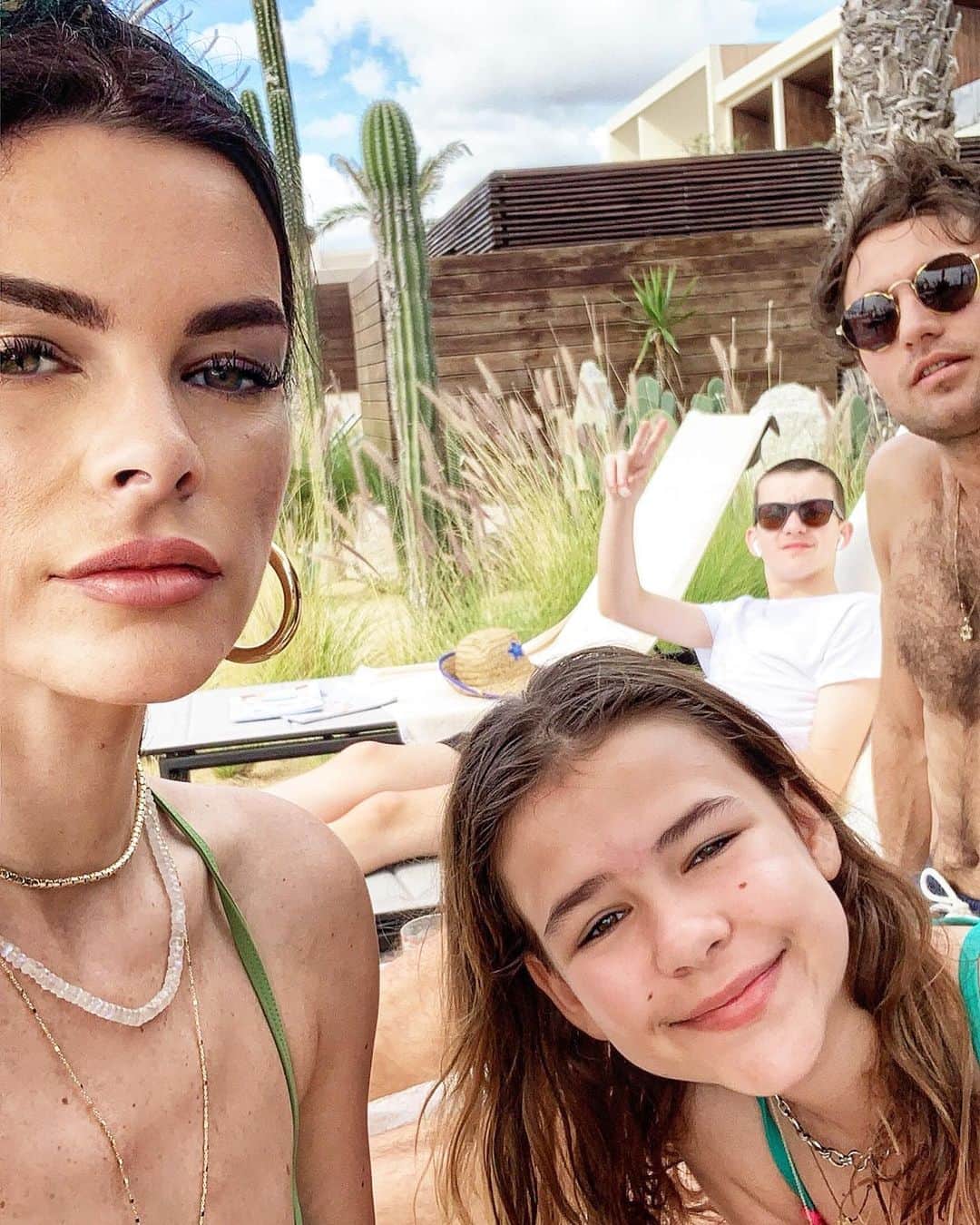 ケリー・オックスフォードのインスタグラム：「This was a wild decade.  In 2010 I could have never imagined I’d be with these three in Mexico, Sal gone with her boyfriend in Hawaii. Ten years ago I was in Canada, tweeting and writing spec scripts with one of the three still in diapers. Ten years later, I’m working every day, and supporting 3 people. I’ve finally reached my professional dreams and my relationship dreams. The honest truth, is getting on medication for my anxiety in 2016 really changed my life. I could have never found the life I’ve lived since then without it. The world is definitely a vampire, but you just have to trust.」