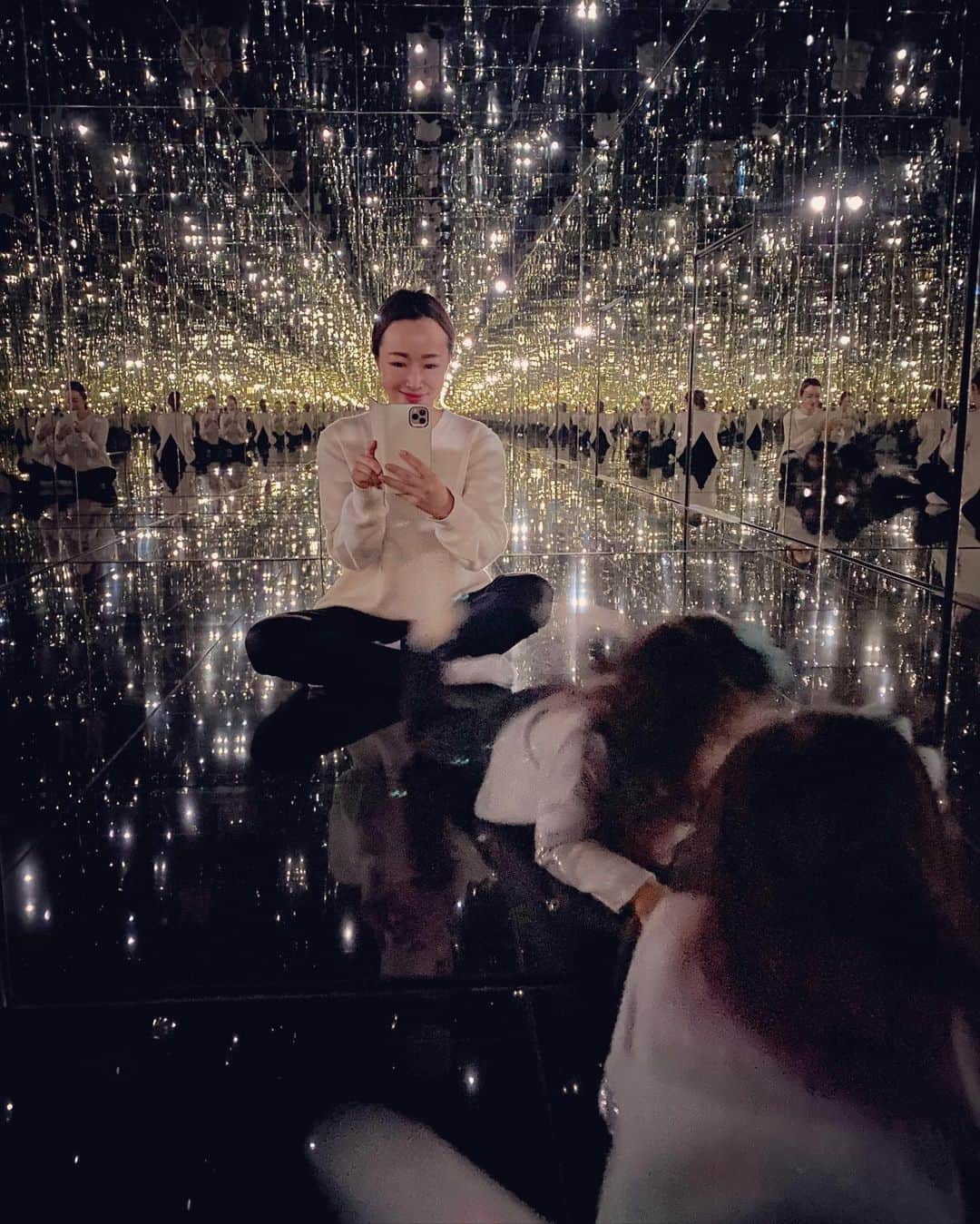 翁安芸さんのインスタグラム写真 - (翁安芸Instagram)「Infinity room by #yayoikusama @aspenartmuseum ✨🌟 It was magical💫 アスペンの美術館での草間彌生さんのインフィニティルーム✨✨✨ LAの美術館でもこの夏行きましたが、娘のお気に入りで並ばないアスペンでは何度も体験できました☺️💫🌟✨ #infinityroom #aspenartmuseum #momanddaughter」1月1日 3時44分 - akinyc