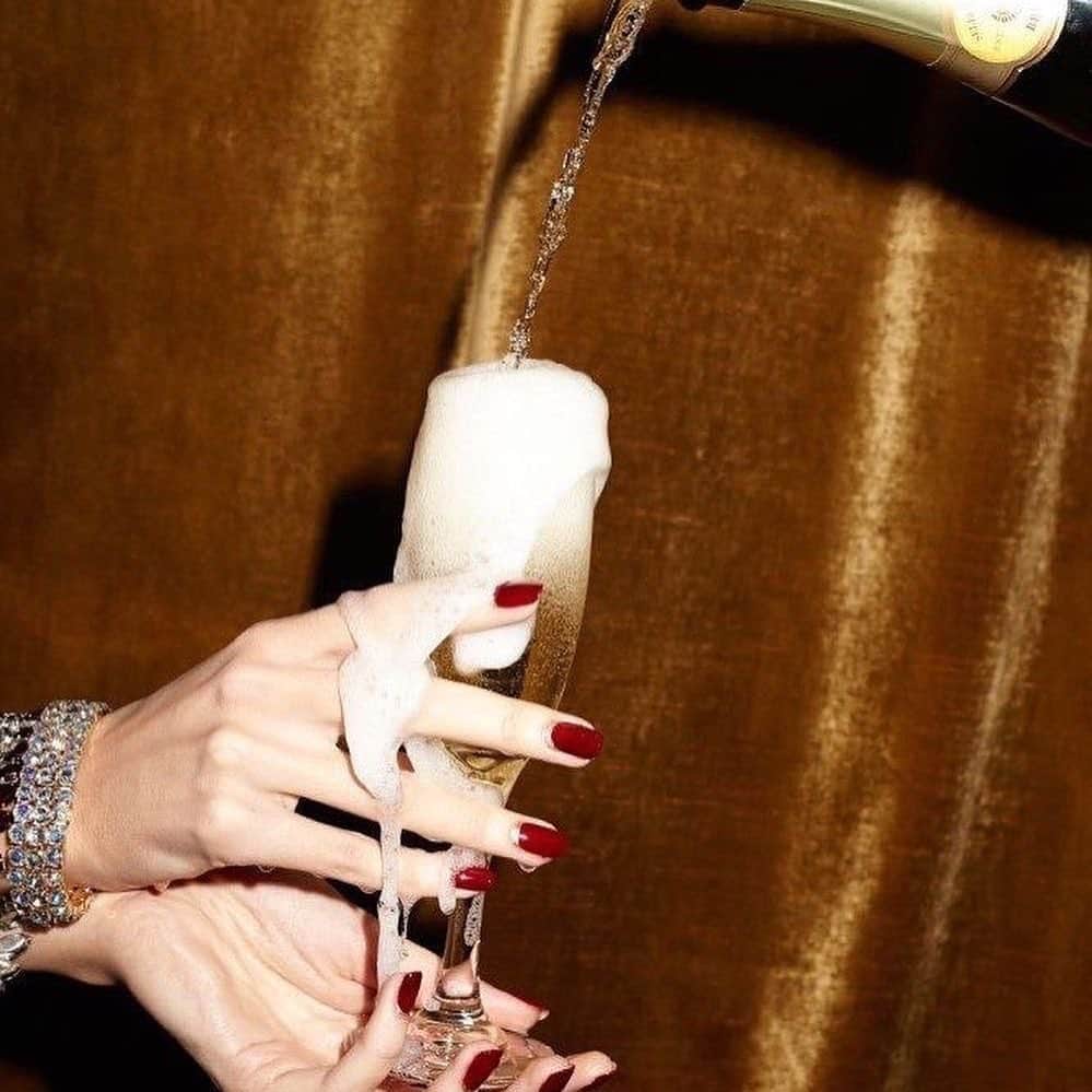 のインスタグラム：「Cheers to a happy and healthy year ahead! Happy NYE! #catherinemalandrino #catherinecatherine #newyearseve #newyear #newyears2019 #happyandhealthy」