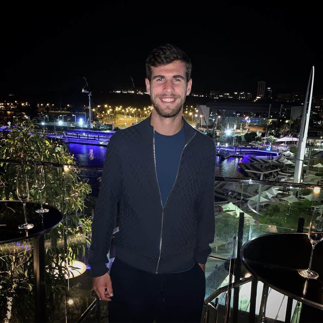 カレン・ハチャノフのインスタグラム：「Happy New Year from Perth everybody🥂🇦🇺🎊🎆 Thank you 2019 for everything▶️Let’s go 2020!!!😉 // С Новым Годом всех, друзья 🥂🇦🇺🎊🎆 Спасибо 2019 год за все▶️Увидимся в 2020!!!😉#HappyNewYear」