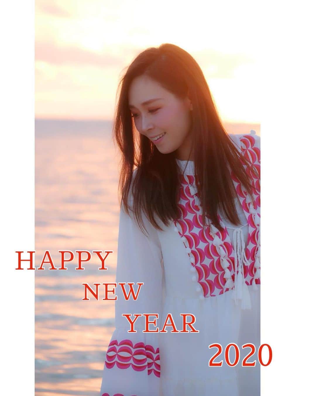 愛内里菜のインスタグラム：「明けましておめでとー😆‼️‼️﻿ ﻿ 2020年がやってきたー🙌🌈﻿ ﻿ ﻿ 昨年は﻿ 数多くのライブ、楽曲制作、ハワイ88teesさんとのコラボ﻿ 生配信デビュー　リーガロイヤルホテル東京での﻿ クリスマスショーなどなど﻿ たくさんの新しいことに出会える年となり﻿ 刺激をたくさん受けた年となりました😆﻿ ﻿ そして﻿ 生配信は﻿ リアルタイムで繋がれるということで﻿ みんなとの笑いが溢れるやりとりで﻿ 毎日が変わりました！﻿ みんな忙しい時間を割いて﻿ 見に来てくれて、応援してくれて﻿ 本当にありがとう🥺🙏﻿ ﻿ 2020年は﻿ 愛内里菜時代からカウントして﻿ 活動20周年✨✨✨﻿ ﻿ 年明け一発目のライブは﻿ 新横浜です！﻿ チケット応募は明日2日まで‼️‼️﻿ ご応募お待ちしています😌﻿ ﻿ 応募は﻿ 垣内りかオフィシャルHPのメニューから﻿ contacを選んで検索してください☺️🙏﻿ ﻿ ﻿ どうかみなさまにとって﻿ ぬくもり溢れる1年となりますように😊🌈😌﻿ ﻿ ﻿ ﻿ ﻿ #愛内里菜 改め#R として #歌手 再始動﻿ #垣内りか #垣内倶楽部 #バンド #バンド名 ﻿ #ライブ大好き #ライブツアー #ライブバンド﻿  #ライブ #一体化 #絆 #盛り上がりたい #会いたい﻿ #感謝 #リスタート」