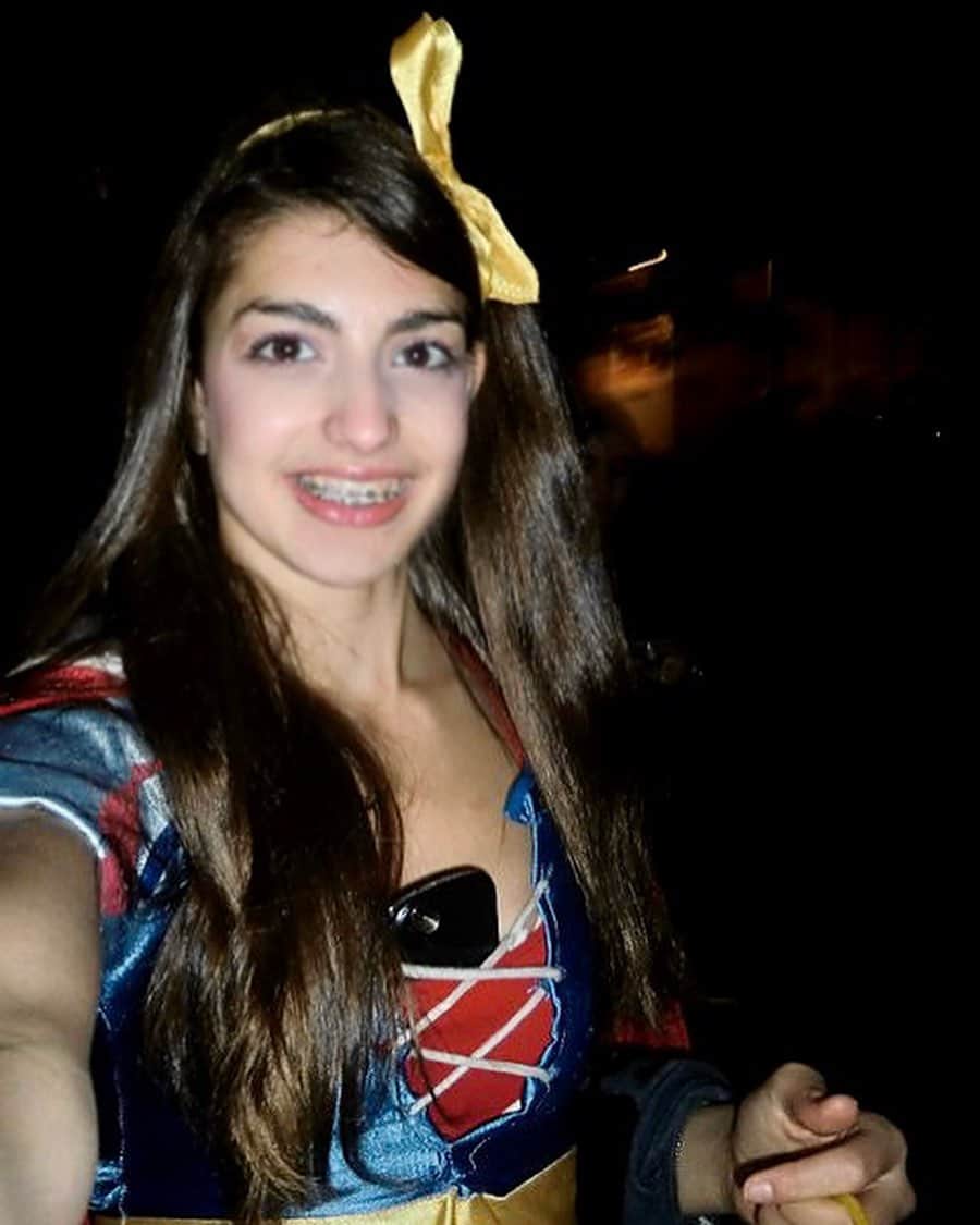 レイチェル・レビンのインスタグラム：「Beginning of the decade vs. end of the decade!! I would say that honestly the only difference is that now you can’t see my phone when I hide it in my bra 😂」
