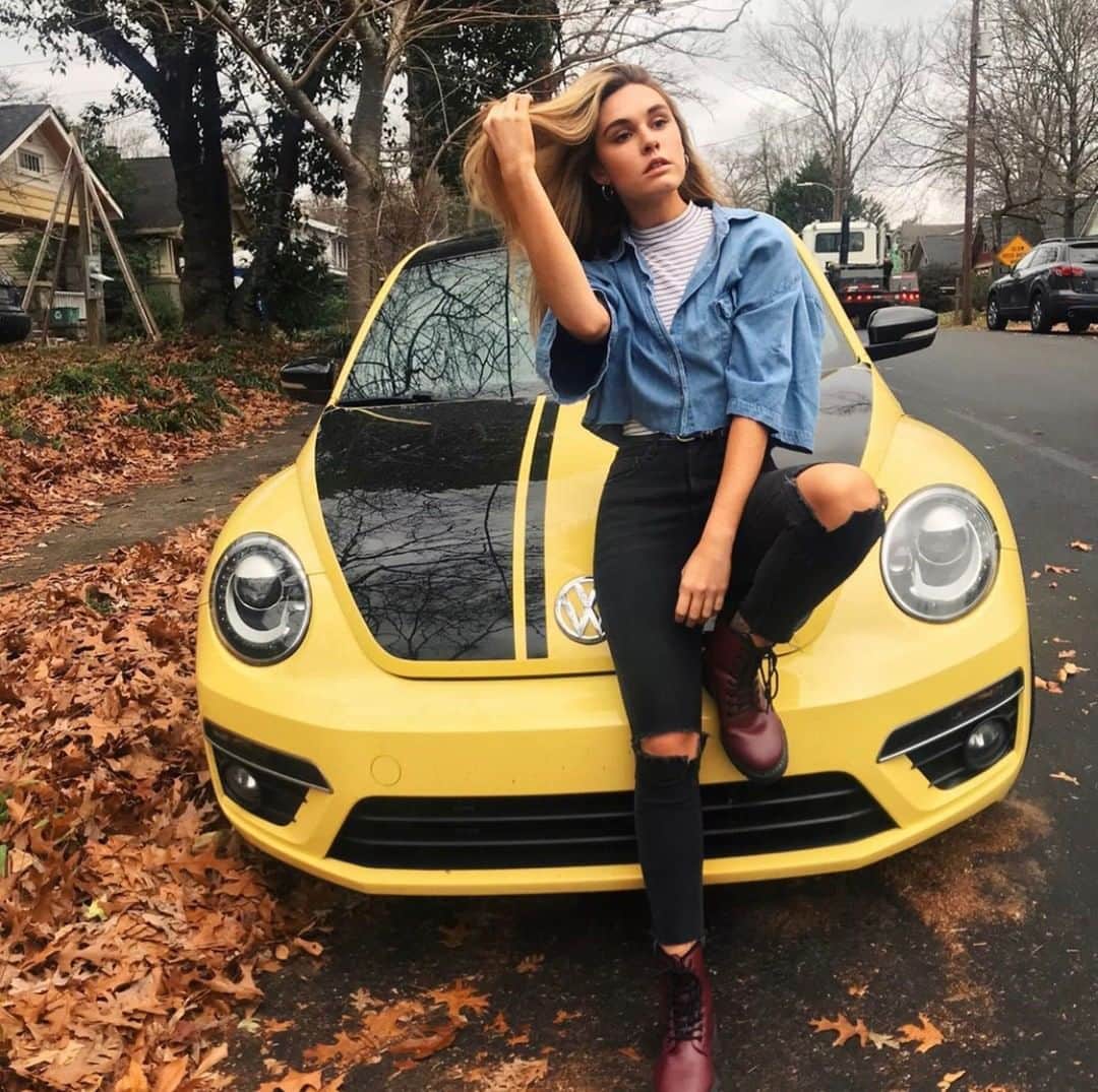 Volkswagen USAさんのインスタグラム写真 - (Volkswagen USAInstagram)「Just me n June servin looks n takin names - @sydneyrhame⠀⠀⠀⠀⠀⠀⠀⠀⠀ ⠀⠀⠀⠀⠀⠀⠀⠀⠀ The end of the decade marks the end of an era. We're saying goodbye to the Beetle with the help of VW fans across the country. (3/12) #TheLastMile」1月1日 4時00分 - vw