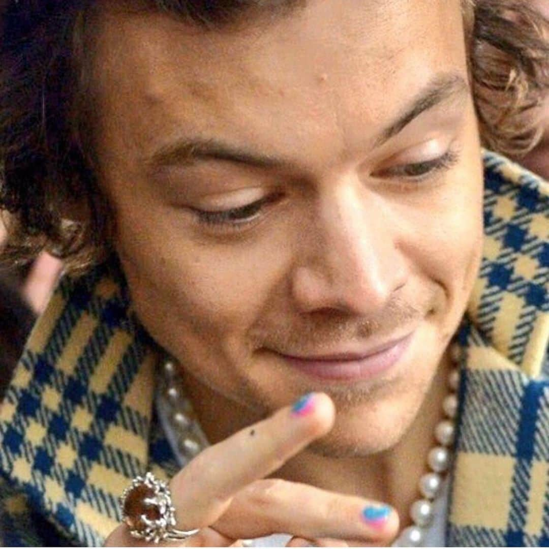 Britney TOKYOさんのインスタグラム写真 - (Britney TOKYOInstagram)「FINE LINE🌻 @harrystyles  #nailart #nails #harrystylesnails #britneytokyo #ネイル #harrystyles」1月1日 3時54分 - britneytokyo