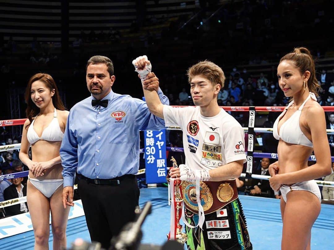 田中恒成のインスタグラム：「☆彡 2019年充実してました。 俺、弱い。 強くなりたいな。 そんな事をたくさん思った1年でした。  大晦日 3度目の防衛戦3RでKOできました‼︎ 応援本当にありがとうございました‼︎ 東京での試合も気持ち良かったです。 俺がしたいボクシングはコレ。 なんで今日この動きができたのかも、 なんで今までできなかったのかも、 全てわかっていて、なるようになってる。 だからこそもっとプロフェッショナルに ならなければいけないと反省。 もっと強くなりたい。 今はそれが一番！ ウラン トロハツ選手はもちろん この試合に関わってくれた 全ての方にありがとうございました。  2019年 田口選手との激闘から始まり… ジョナサン・ゴンザレス… ウラン トロハツ… 2019年は3試合やる！全勝する！ この目標が達成できてよかったです。  だらだらたるい文書いてしまいましたが 2020年もしくよろです。 #photo_by_andre_ueda  #田中恒成  #koseitanaka」