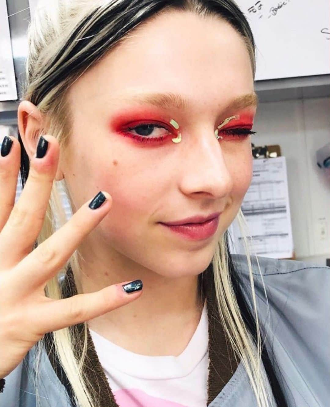 ELLE Magazineさんのインスタグラム写真 - (ELLE MagazineInstagram)「What was your favorite beauty trend of 2019? 🤔 From #Euphoria makeup and padded headbands to Skittles manicures, link in bio for 7 that defined the year.」1月1日 4時13分 - elleusa