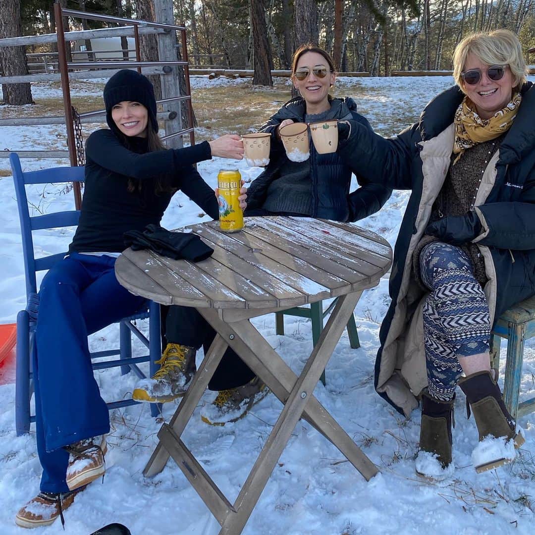 ビッツィー・トゥロックのインスタグラム：「Happy New Years Eve from Montana! 💚🏔」