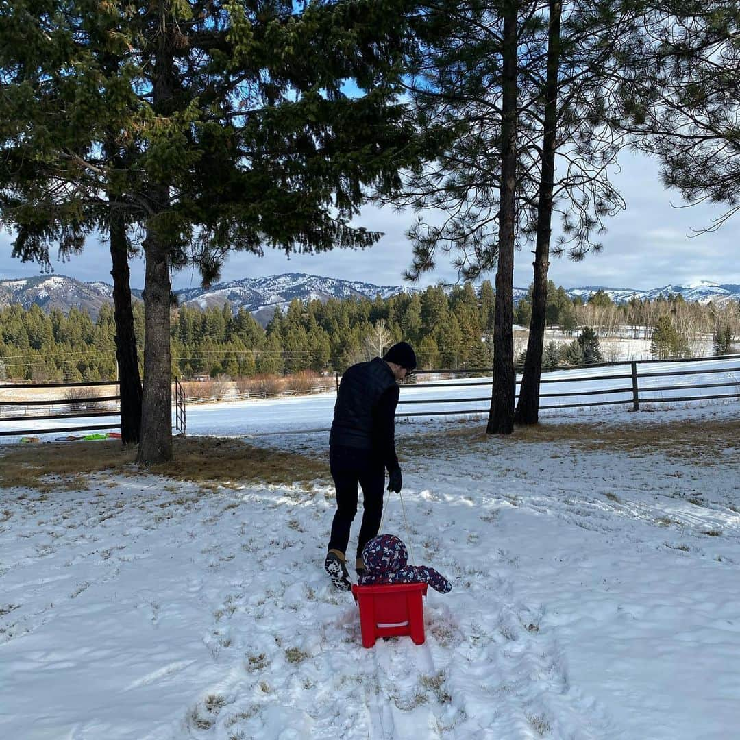 ビッツィー・トゥロックさんのインスタグラム写真 - (ビッツィー・トゥロックInstagram)「Happy New Years Eve from Montana! 💚🏔」1月1日 4時13分 - bitsietulloch