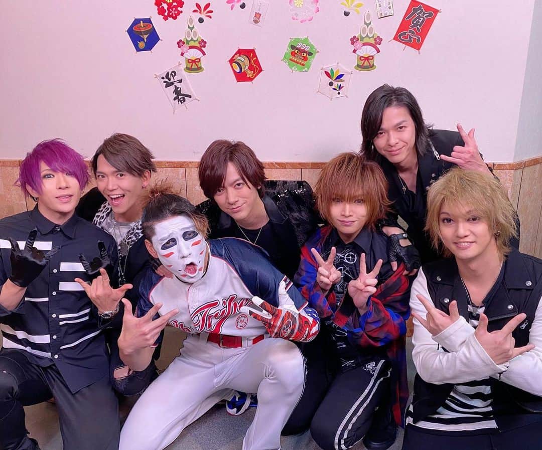 SHINPEIのインスタグラム：「ゴールデンボンバーのみんな﻿ いつもありがとう！﻿ 今年もよろしくお願いしマッスル^_^﻿ ﻿ #breakerz ﻿ #ゴールデンボンバー　﻿ #キリショーくんのすきっ歯が好き﻿ #キャン様の演技が好き﻿ #うぱ様は居心地の良さが好き﻿ #研二さんはもう筋肉がすごすぎて﻿ #CDTV﻿」