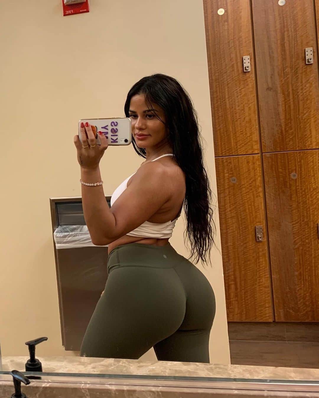 Katya Elise Henryさんのインスタグラム写真 - (Katya Elise HenryInstagram)「last workout of 2019 baayyybey! had to finish off the decade with a 🍑 boom 💥 lol, although I have allowed myself to take a lil holiday breather for the last few weeks meaning, not being as consistent with eating & the gym. and I’m totally okay with it. I’ve learned to give myself breaks! I’ve been officially working out for about 5.5 years now! crazy. 2020 is gonna be so epic for @workouts_by_katya ✨💪🏽 starting it off with my THICC challenge (had to bring it back by popular demand) - sign up now, link in bio! - - Have a great New Years y’all! surround yourself with good energy only, don’t bring anything negative with you for this new year. Ok ok love you. Have FUN and be SAFE 🤞🏽 don’t do anything that I wouldn’t do... (that gives you a lot of room) MUAHAHAHAHHA 😈💕🙏🏽💫 see ya next year!」1月1日 4時38分 - katyaelisehenry