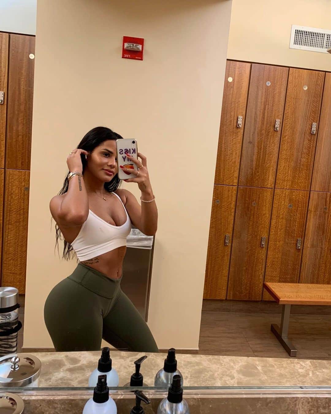 Katya Elise Henryさんのインスタグラム写真 - (Katya Elise HenryInstagram)「last workout of 2019 baayyybey! had to finish off the decade with a 🍑 boom 💥 lol, although I have allowed myself to take a lil holiday breather for the last few weeks meaning, not being as consistent with eating & the gym. and I’m totally okay with it. I’ve learned to give myself breaks! I’ve been officially working out for about 5.5 years now! crazy. 2020 is gonna be so epic for @workouts_by_katya ✨💪🏽 starting it off with my THICC challenge (had to bring it back by popular demand) - sign up now, link in bio! - - Have a great New Years y’all! surround yourself with good energy only, don’t bring anything negative with you for this new year. Ok ok love you. Have FUN and be SAFE 🤞🏽 don’t do anything that I wouldn’t do... (that gives you a lot of room) MUAHAHAHAHHA 😈💕🙏🏽💫 see ya next year!」1月1日 4時38分 - katyaelisehenry