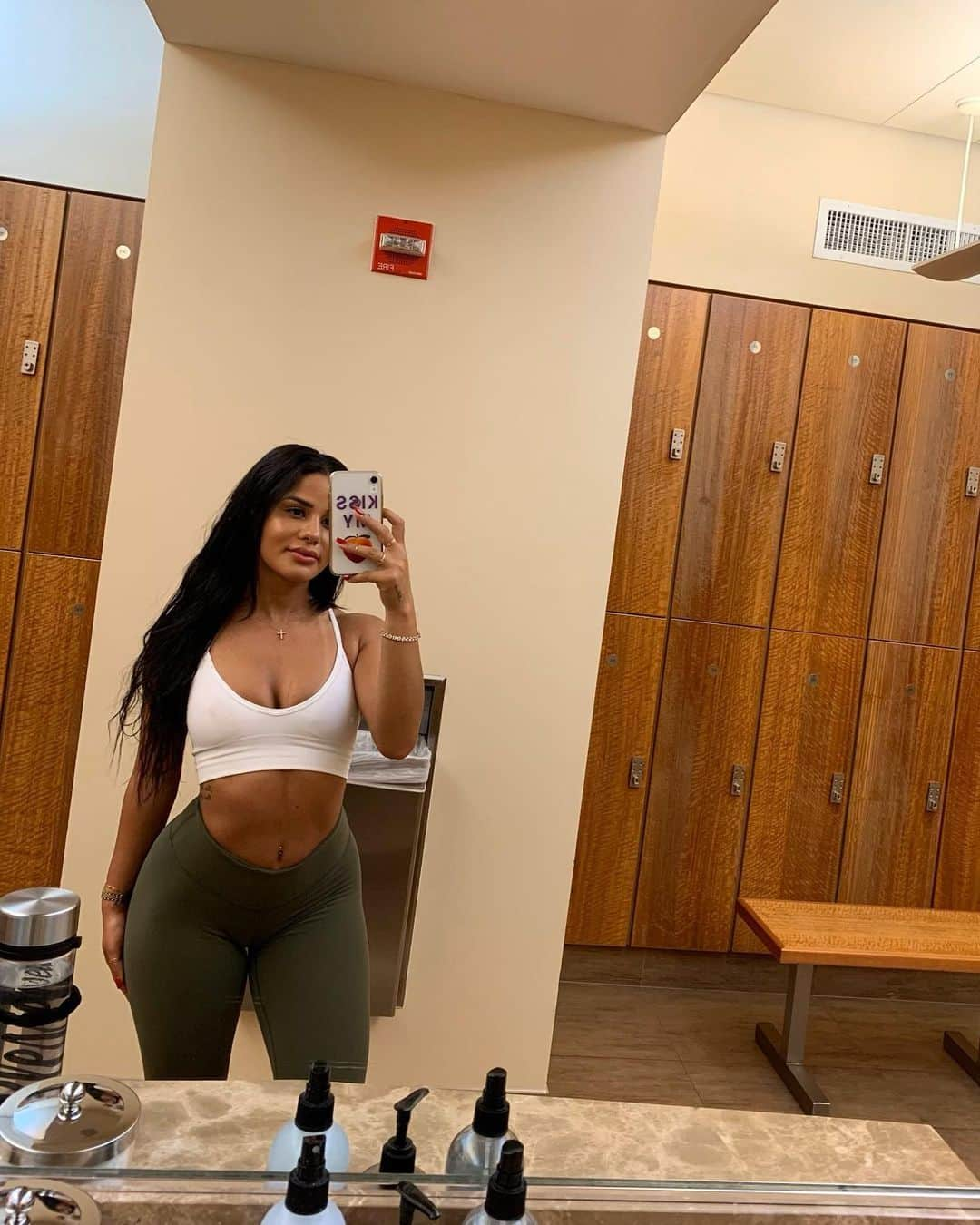 Katya Elise Henryさんのインスタグラム写真 - (Katya Elise HenryInstagram)「last workout of 2019 baayyybey! had to finish off the decade with a 🍑 boom 💥 lol, although I have allowed myself to take a lil holiday breather for the last few weeks meaning, not being as consistent with eating & the gym. and I’m totally okay with it. I’ve learned to give myself breaks! I’ve been officially working out for about 5.5 years now! crazy. 2020 is gonna be so epic for @workouts_by_katya ✨💪🏽 starting it off with my THICC challenge (had to bring it back by popular demand) - sign up now, link in bio! - - Have a great New Years y’all! surround yourself with good energy only, don’t bring anything negative with you for this new year. Ok ok love you. Have FUN and be SAFE 🤞🏽 don’t do anything that I wouldn’t do... (that gives you a lot of room) MUAHAHAHAHHA 😈💕🙏🏽💫 see ya next year!」1月1日 4時38分 - katyaelisehenry