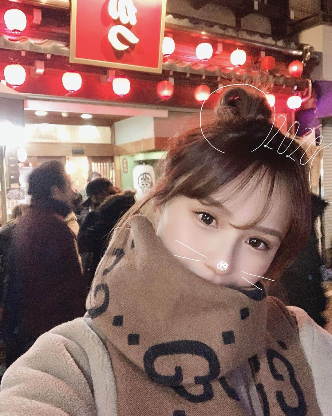 矢田伶華さんのインスタグラム写真 - (矢田伶華Instagram)「A HAPPY NEW YEAR!!🐭🎍 . 明けましておめでとうございます🌹 昨年はお世話になりました🙏 . 今年もよろしくお願いします🕊🕊 . おちょぼさんで串カツ食べて しっかりお正月感じてる🎍 . 今年も素敵な年にしましょ🤤✨ . . . #新年 #謹賀新年 #2020 #ねずみ年 #おちょぼ稲荷 #初詣  #明けましておめでとう #今年もよろしくお願いします」1月1日 4時53分 - reika_308