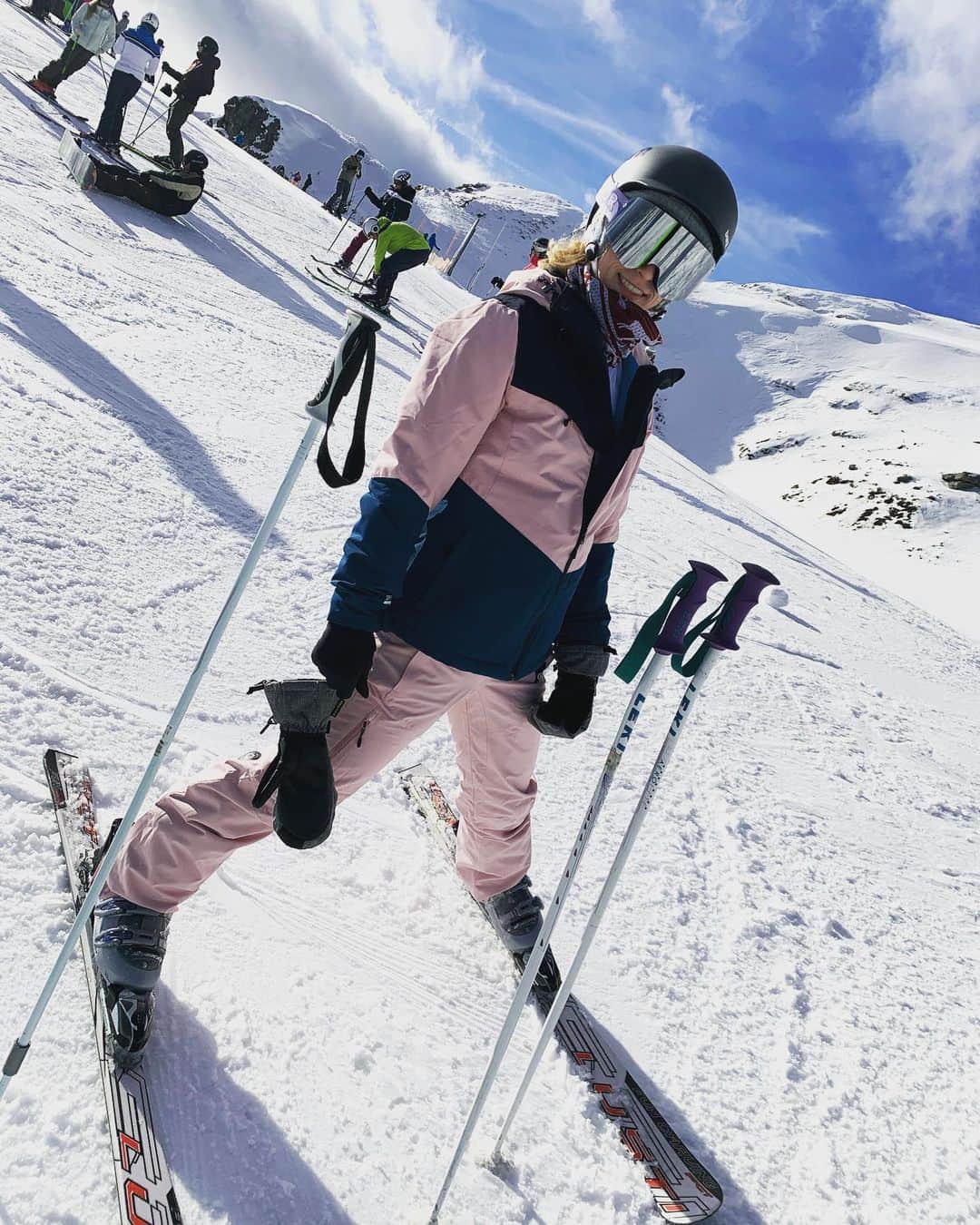 エリスカ・ブレジノワのインスタグラム：「🎿😛」