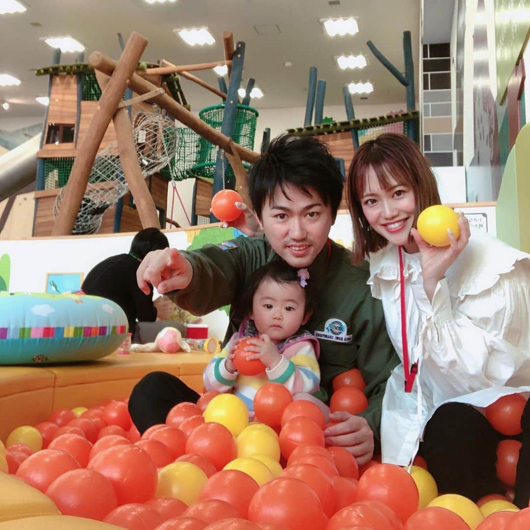 のインスタグラム：「2019年は、にこがアリサ達の元へきてくれた年💓 去年の今頃妊婦だったとかなんかもう信じられへん！時が経つのは早いわ😆w 毎日楽しくて幸せいっぱい~！！！ いつもありがとう♡ 家族、周りのみんなに感謝🙇‍♀️🙇‍♀️ . . 大晦日は、ぶんちゃんの実家お泊まり♡ 初ボーネルンドもめっちゃ楽しかったー🤲 コストコもやっと会員なったし🤘🏻← 👶の成長と共にこれからも色々楽しみ😀💕 . #family」
