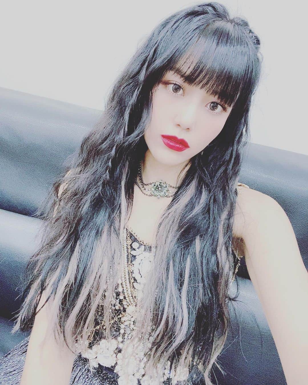 ヘジョンのインスタグラム：「#가요대제전 즐거운 무대❤️ #셀럽파이브 #AOC 모두들 감사드려용 오늘은 우리 아가 #민니 랑도 같이😊 2020년 모두 행복합시다🙏🏻 엘비스 우리 또 빨리 만나 사랑해💕」