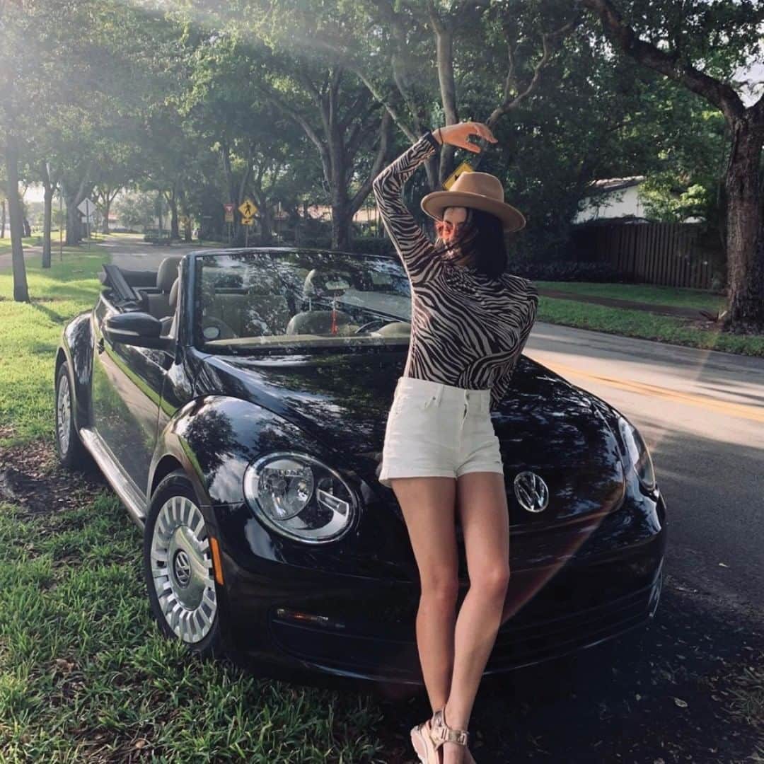 アメリカン・ブロードキャスティング・カンパニーのインスタグラム：「As 2019 comes to an end, we say goodbye to the iconic @vw Beetle we've loved throughout the years. Join us as we say farewell to the iconic Bug in style. It all starts at 8|7c on ABC. #RockinEve」