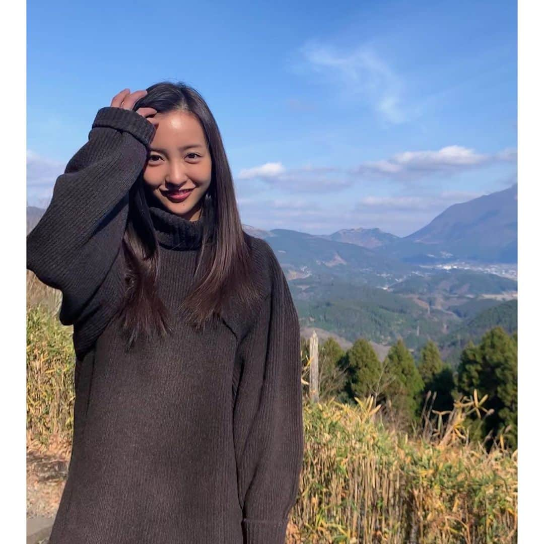 板野友美さんのインスタグラム写真 - (板野友美Instagram)「2019年も1年 ありがとうございました。 令和元年、 健康で1年を終えられた事 皆さまに支えられて たくさんの方とお仕事できた事 とても、感謝です☺️✨ . .  来年もよろしくお願いします🌅」12月31日 20時09分 - tomo.i_0703