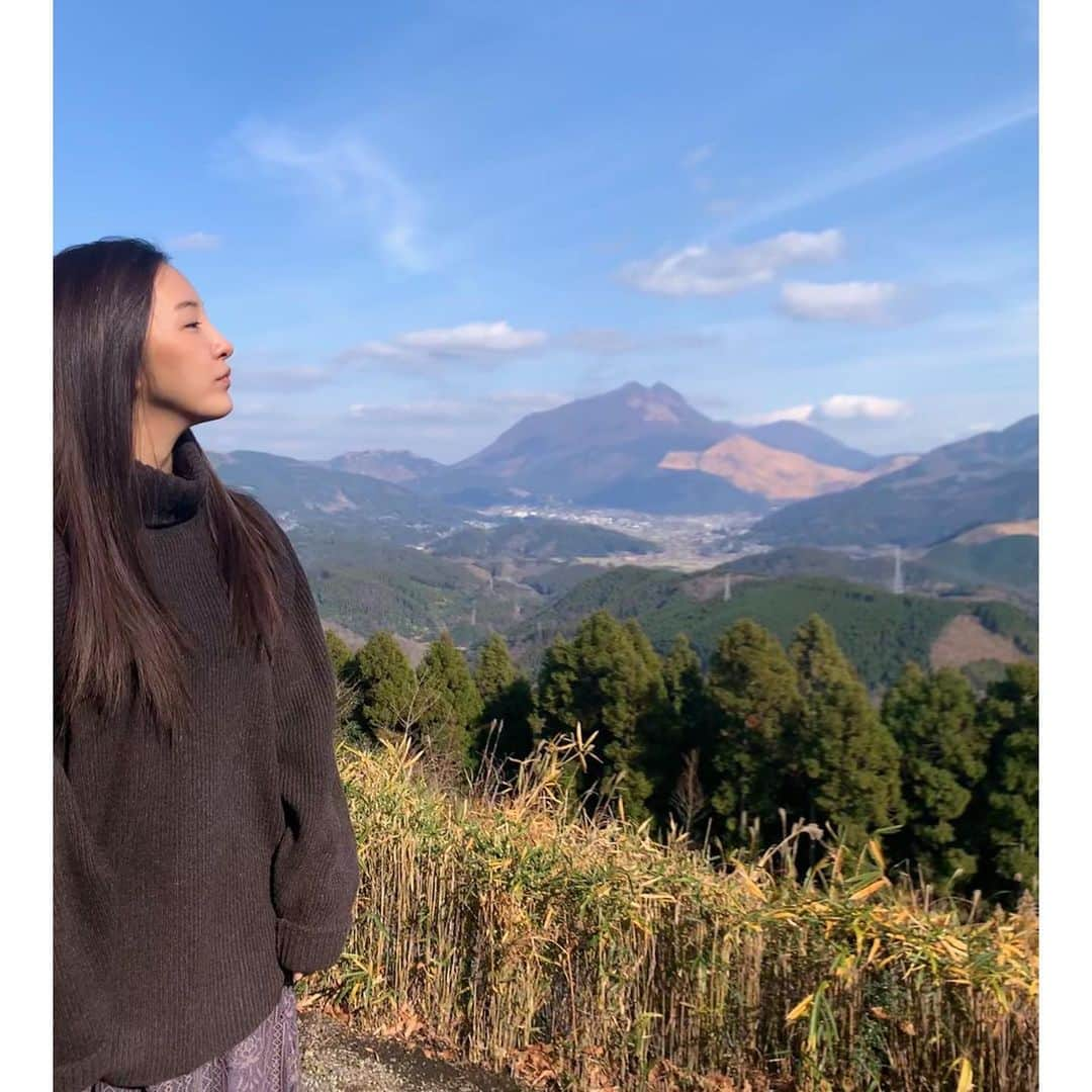 板野友美さんのインスタグラム写真 - (板野友美Instagram)「2019年も1年 ありがとうございました。 令和元年、 健康で1年を終えられた事 皆さまに支えられて たくさんの方とお仕事できた事 とても、感謝です☺️✨ . .  来年もよろしくお願いします🌅」12月31日 20時09分 - tomo.i_0703