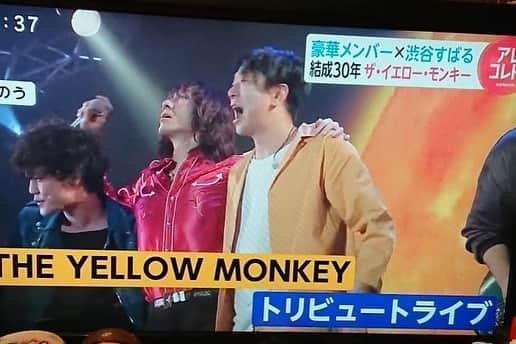 Shun さんのインスタグラム写真 - (Shun Instagram)「【もうひとつRADIO CRAZY】 ・ ・ THE YELLOW MONKEY 30周年 x FM802 30周年を記念して結成されたトリビュートバンドにボーカルとしてラインナップしました🤘🏻 ・ ・ 俺とJoseが唄ったのは最後のシングル(当時)であり、復活の最初の曲でもある『プライマル。』。 ・ ・ 中学生のときにイエモンと出会い、カラオケでひたすら歌いまくってた。当時のJ-POPヒットチャートはハイトーンボーカルが席巻していて、そのほとんどが声変わりした俺の喉では歌い上げることができなかった。 でもイエモンの…吉井さんの歌だけは自分のキーにぴったり合って、好きなだけ原曲と一緒に歌えて、歌うことが大好きになった。だからイエモンの歌をフェスのビッグステージで体現できることがとても嬉しかった。 ・ ・ トリビュートバンドのボーカルには吉井和哉さん本人もラインナップして十分にソワソワしてたんだけど、まさかのイエモンメンバー全員登場のサプライズもあって、THE YELLOW MONKEY x トリビュートバンドフルキャストでの演奏をバックに吉井さんと『太陽が燃えている』を歌うという人生においての大事件な35歳のクリスマス当日でした🎄😂🤘🏻 ・ ・ 翌日のめざましテレビに出てたようで家族も喜んでくれた😆(高校時代にイエモンのコピーバンドをやっていた兄も喜んでくれたでしょう🔥) ・ ・ フロントメンバーの衣装が偶然(まじ)にも信号機みたいになってウケた🚥🤣 ・ ・ こんな素晴らしい経験をさせてくれたFM802にこれまた心から感謝とリスペクト🙏🏻 ・ ・ ありがとうございました‼️ ・ ・ #イエモン #theyellowmonkey」12月31日 20時02分 - totalfat.shun