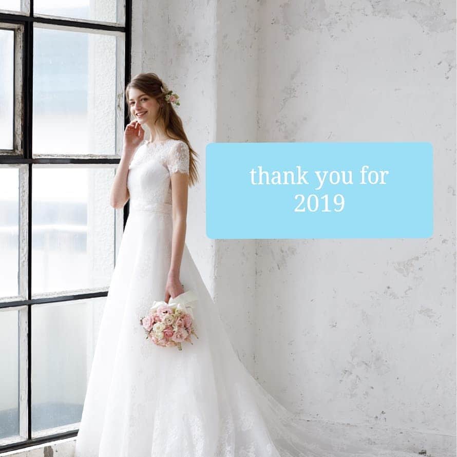 LAVIEEN ROSE Weddingさんのインスタグラム写真 - (LAVIEEN ROSE WeddingInstagram)「年末のご挨拶_(..)_  2019年もあっという間に あとわずかとなりました。  今年もたくさんの皆さまの すてきな笑顔にふれ、 幸せな一年を過ごすことができました。  ありがとうございます✨  #2020　も  より、いっそう沢山の #happy をお届けしていけるよう 精一杯努めてまいります！  来年も皆さまにとって 輝かしい素敵な一年に なりますように⭐… #thankyou2019  #ラビアンローゼ #weddinghair#bridal #weddingplanning #結婚式 #hawaiiwedding#ウエディングドレス #ドレス #インポートドレス#ハワイ挙式 #ハワイウエディング#日本中のプレ花嫁さんと繋がりたい#weddingstyle#東海プレ花嫁#2019秋婚#2020冬婚#merry花嫁#marryxoxo#weddingphoto#ヘアアレンジ#weddinghair#2020春婚#卒花嫁#日本中の卒花嫁さんと繋がりたい#ナチュラルウェディング」12月31日 20時04分 - lavieenrosewedding