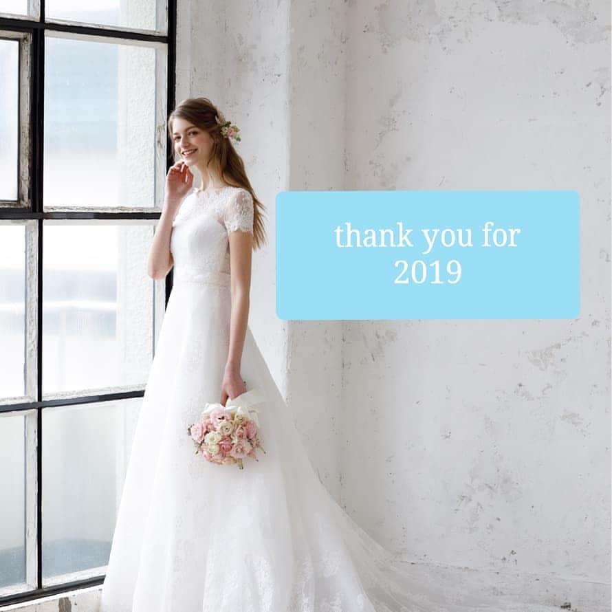 LAVIEEN ROSE Weddingのインスタグラム：「年末のご挨拶_(..)_  2019年もあっという間に あとわずかとなりました。  今年もたくさんの皆さまの すてきな笑顔にふれ、 幸せな一年を過ごすことができました。  ありがとうございます✨  #2020　も  より、いっそう沢山の #happy をお届けしていけるよう 精一杯努めてまいります！  来年も皆さまにとって 輝かしい素敵な一年に なりますように⭐… #thankyou2019  #ラビアンローゼ #weddinghair#bridal #weddingplanning #結婚式 #hawaiiwedding#ウエディングドレス #ドレス #インポートドレス#ハワイ挙式 #ハワイウエディング#日本中のプレ花嫁さんと繋がりたい#weddingstyle#東海プレ花嫁#2019秋婚#2020冬婚#merry花嫁#marryxoxo#weddingphoto#ヘアアレンジ#weddinghair#2020春婚#卒花嫁#日本中の卒花嫁さんと繋がりたい#ナチュラルウェディング」