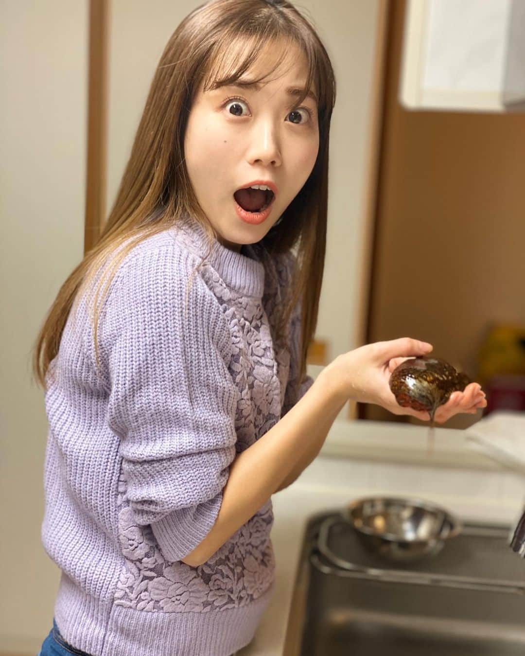 菜々香のインスタグラム：「人生初、ナマコをさばきました！！ 大晦日は実家でゆったりと過ごしています。☺️✨ 今年も皆様お世話になりました。✨ 環境も変わり、 色んな事があった年でしたが どんな時も応援してくれるファンのみんな、家族、友達、支えてくれる周りの方達、みんなみんなに感謝です！ ありがとう！  よいお年を💓💓💓🥰 * * * #令和元年#令和#大晦日#ナマコ#菜々香#nanaka#instananaka」