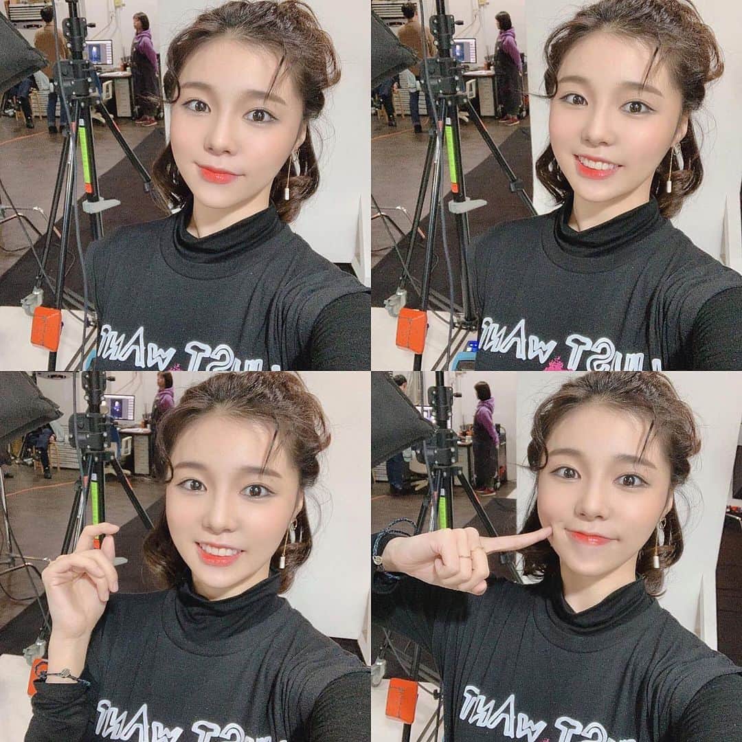 ソヨンのインスタグラム：「올 한 해,  정말 많은 일들이 있었는데 저와 함께 해주셔서 감사합니다.  올해 1월 4일에 뮤지컬을 시작해 쉼 없이 좋은 작품들 속에서 좋은 분들과 함께 호흡하고 느끼며 많은 관객분들과 울고 웃을 수 있었습니다.  2019년 12월 31일 오늘, 2020년 1월 1일 내일도!  공연을 할 수 있어서 정말 감사하고 행복합니다.  내년도 건강하고 더 성장하는 한 해가 될 수 있길... 우리 내년에 봬요! 2020년 1월 1일, 위대한 개츠비 & 사랑은 비를 타고 투공 파이팅🤟🏻 새해 福 많이 받으세요!! 사랑해요!! - 🙋🏻‍♀️셩랑둥이❤️ #GOODBYE2019 #HELLO2020 #MAKEITCOUNT」