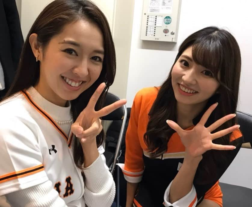 阿部智帆さんのインスタグラム写真 - (阿部智帆Instagram)「2019最後のお仕事🧡 . お互いへのリスペクトと信頼で 毎年素晴らしいチームワークをみせてくれる ヴィーナスダンススクール講師のみなさんと現役メンバー🥰 . 生徒さんとまっすぐに一生懸命向き合う姿にも 本当に感動します。 . . こんなにも愛情と情熱をもったOGのみんながいることが venusの誇り。 . venusに入れてよかったと心から思わせてくれる仲間達です。 . 先輩も後輩も大尊敬。 この絆と繋がりがほんと宝物🥺 . 今年もご一緒させて頂き、ありがとうございました。 スクール生のみなさんも笑顔いっぱいのダンスパフォーマンス、とても素敵でした😊❤️ . . #venus #ダンススクール#発表会 #4枚目#お気に入り#素#なかよし#楽しげ♡」12月31日 20時17分 - chiho_abe829