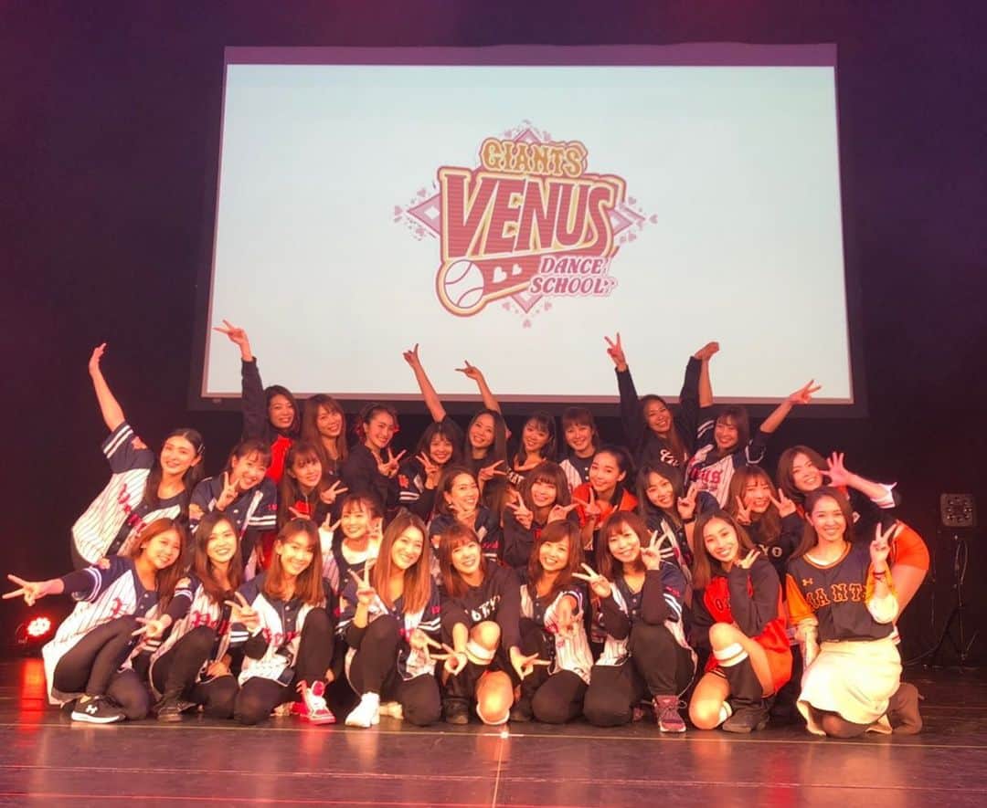 阿部智帆のインスタグラム：「2019最後のお仕事🧡 . お互いへのリスペクトと信頼で 毎年素晴らしいチームワークをみせてくれる ヴィーナスダンススクール講師のみなさんと現役メンバー🥰 . 生徒さんとまっすぐに一生懸命向き合う姿にも 本当に感動します。 . . こんなにも愛情と情熱をもったOGのみんながいることが venusの誇り。 . venusに入れてよかったと心から思わせてくれる仲間達です。 . 先輩も後輩も大尊敬。 この絆と繋がりがほんと宝物🥺 . 今年もご一緒させて頂き、ありがとうございました。 スクール生のみなさんも笑顔いっぱいのダンスパフォーマンス、とても素敵でした😊❤️ . . #venus #ダンススクール#発表会 #4枚目#お気に入り#素#なかよし#楽しげ♡」